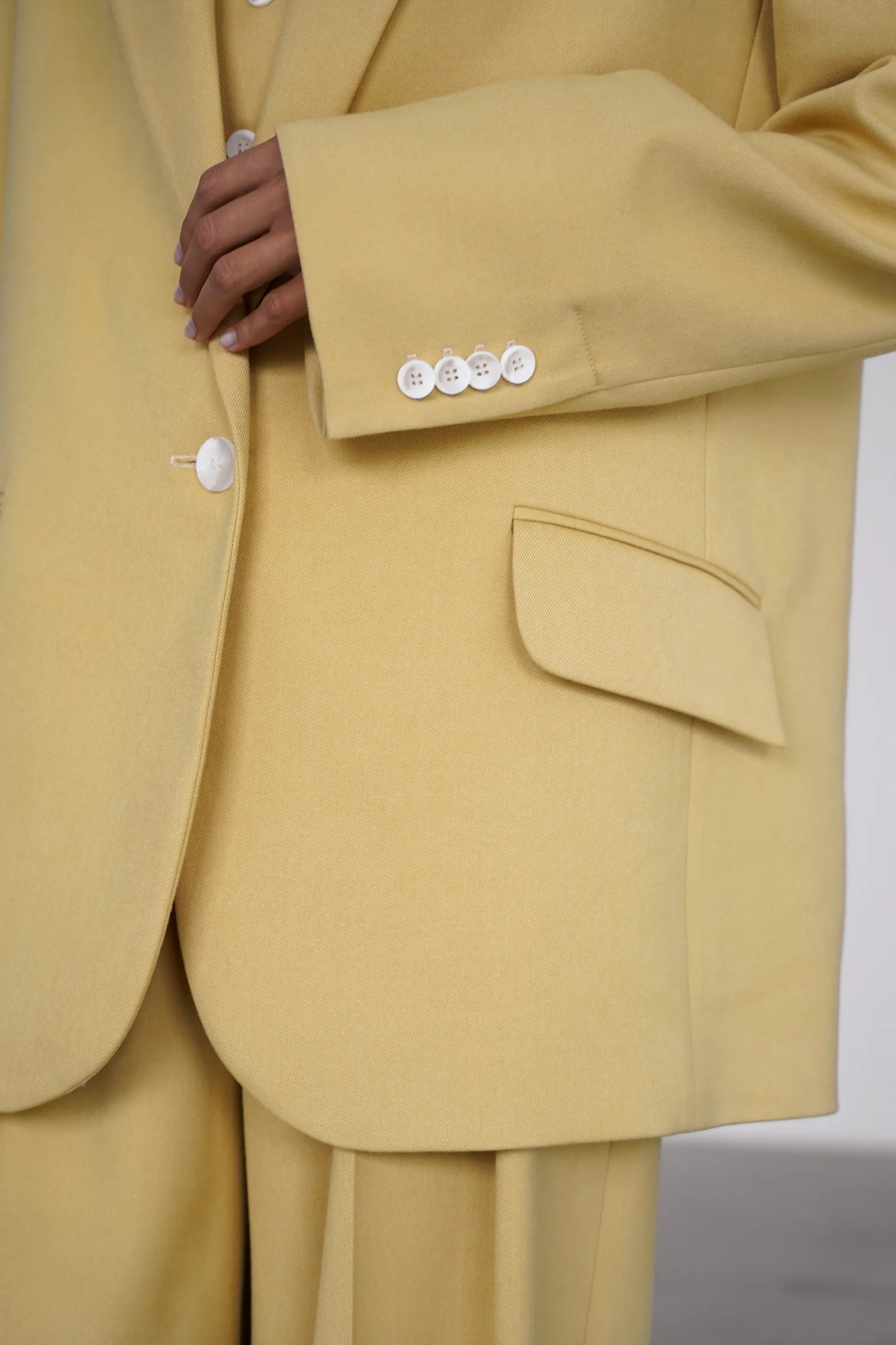 Однобортный жакет свободного кроя с карманами цвета молочный лимон фото 2