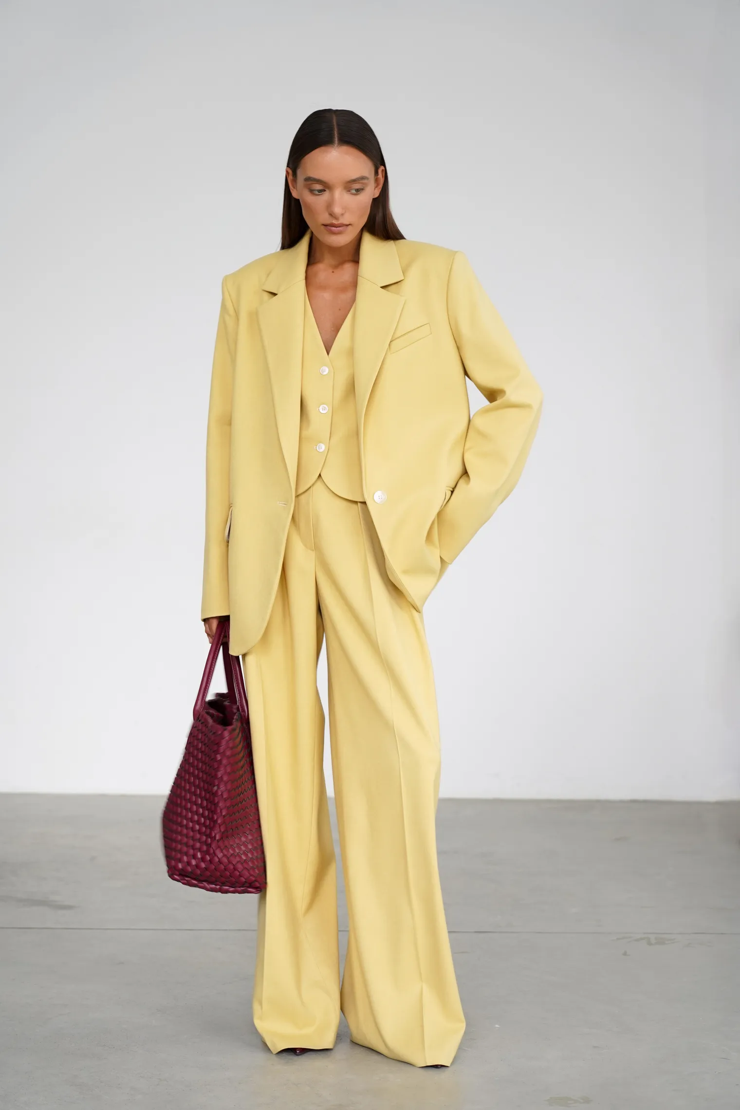 Однобортный жакет свободного кроя с карманами цвета молочный лимон фото 1