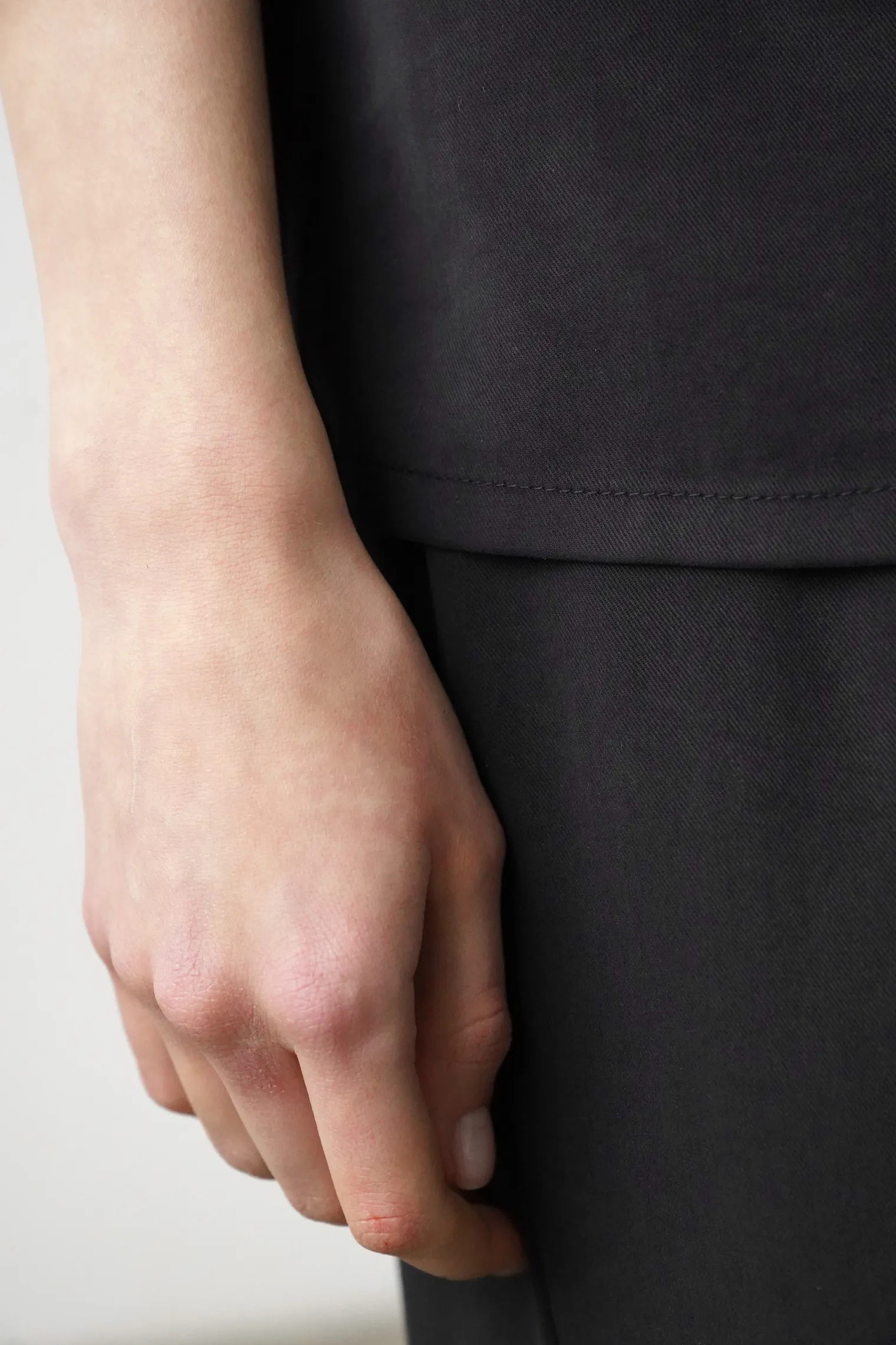 Топ из струящейся ткани чёрного цвета фото 2