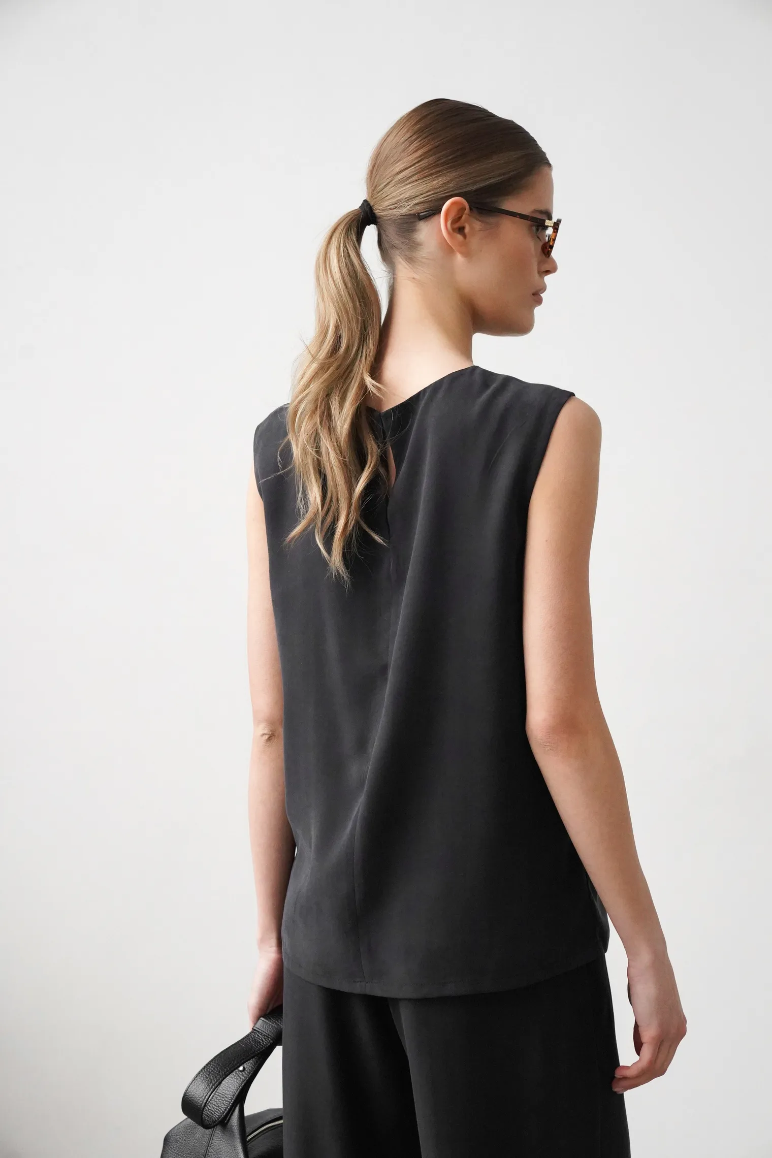 Топ из струящейся ткани чёрного цвета фото 4