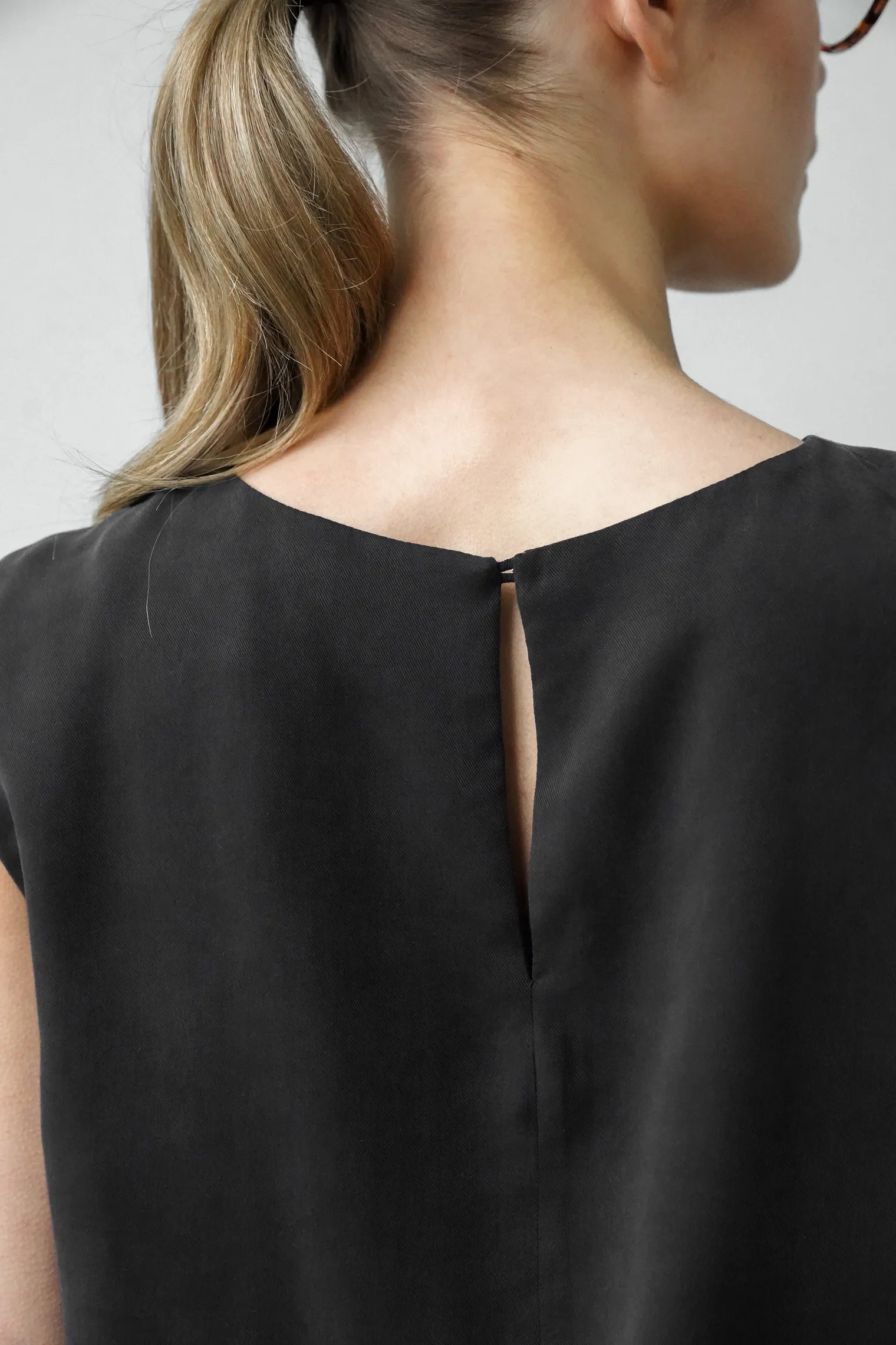 Топ из струящейся ткани чёрного цвета фото 6