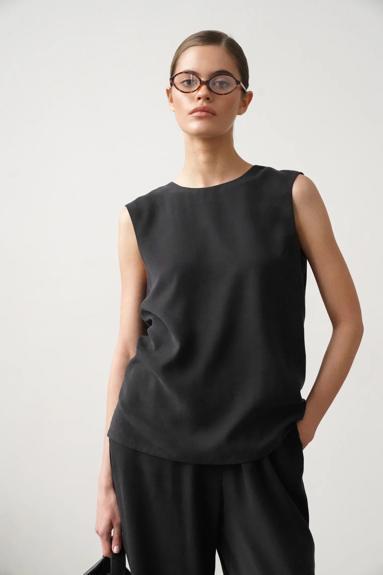 Топ из струящейся ткани чёрного цвета фото 7