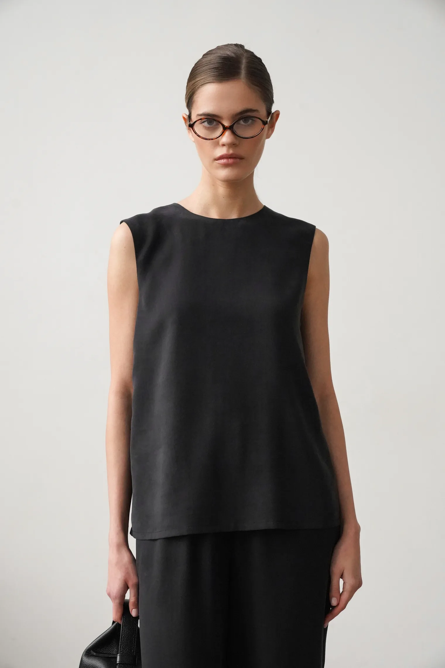 Топ из струящейся ткани чёрного цвета фото 5