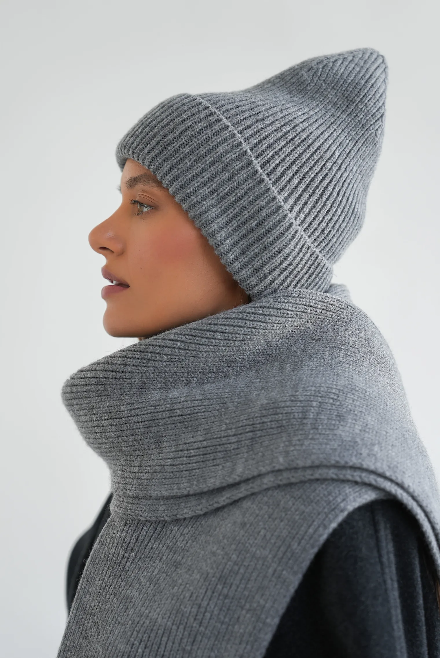 Шапка из шерсти мериноса пепельного цвета фото 3