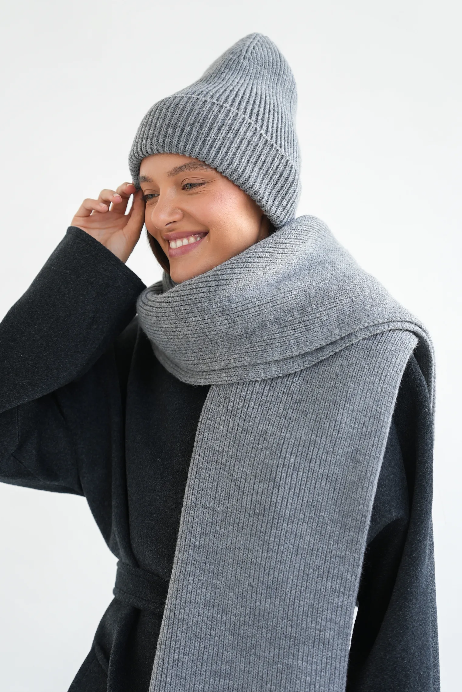 Шапка из шерсти мериноса пепельного цвета фото 6