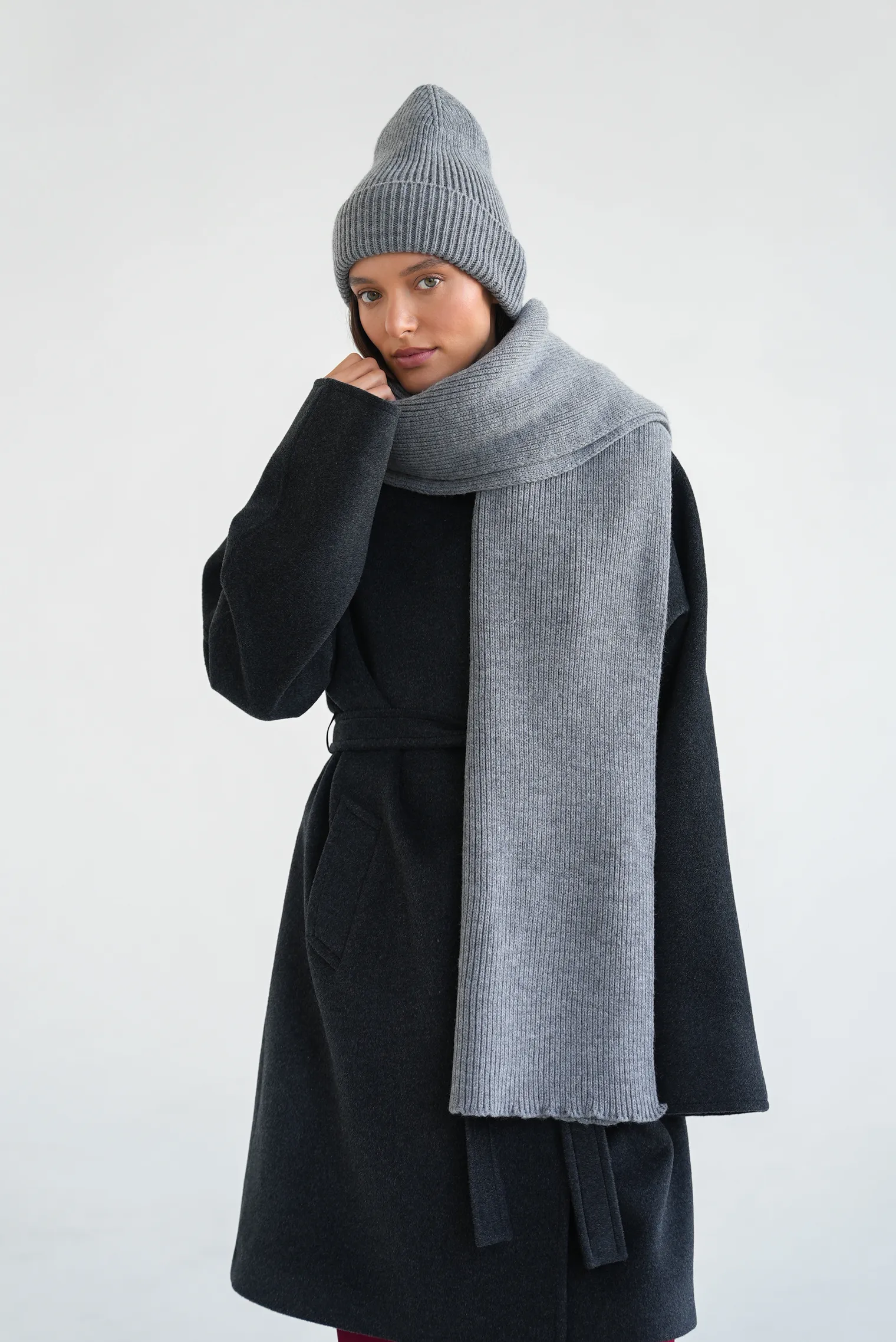 Шапка из шерсти мериноса пепельного цвета фото 4