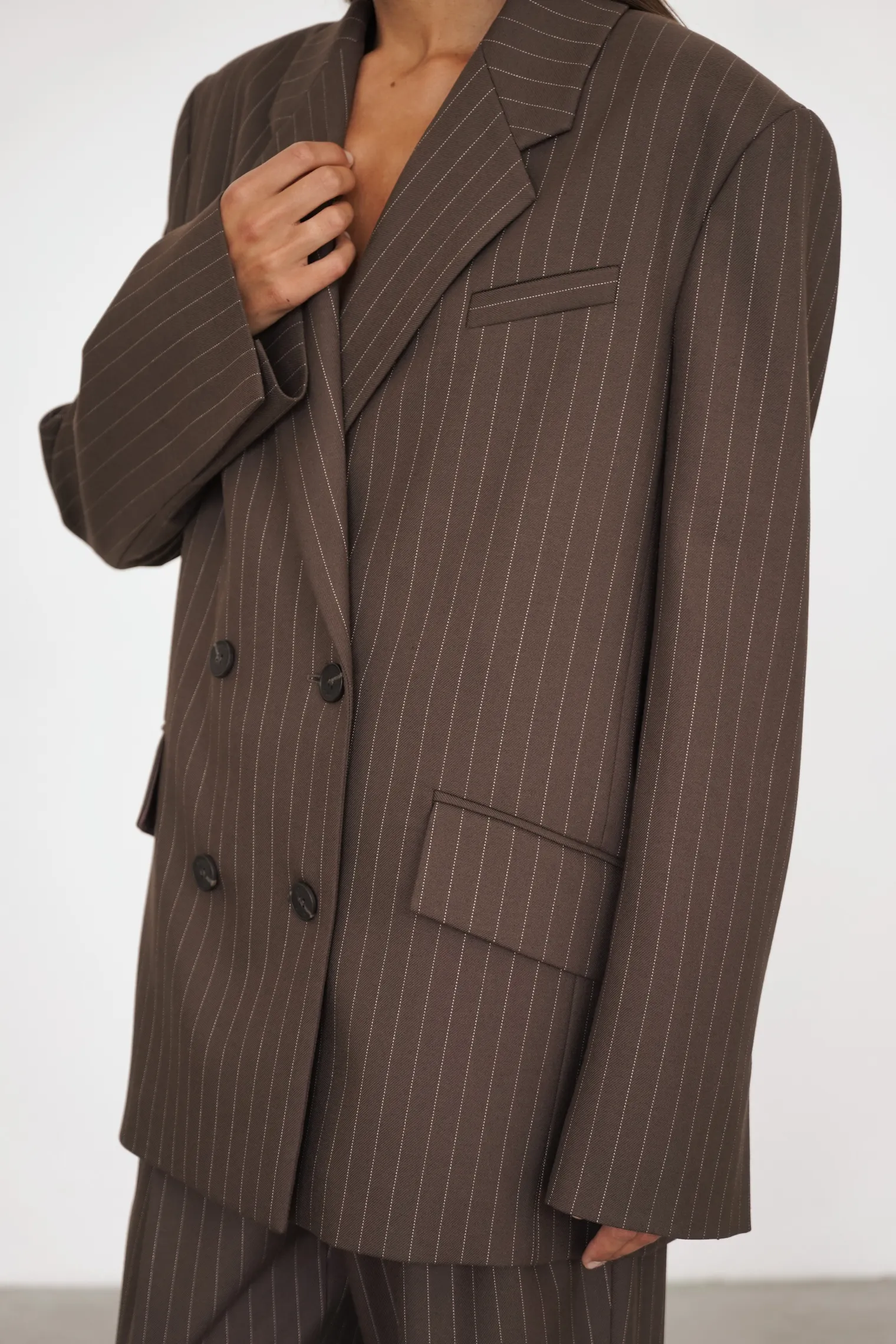 Двубортный жакет свободного кроя в полоску шоколадного цвета фото 7