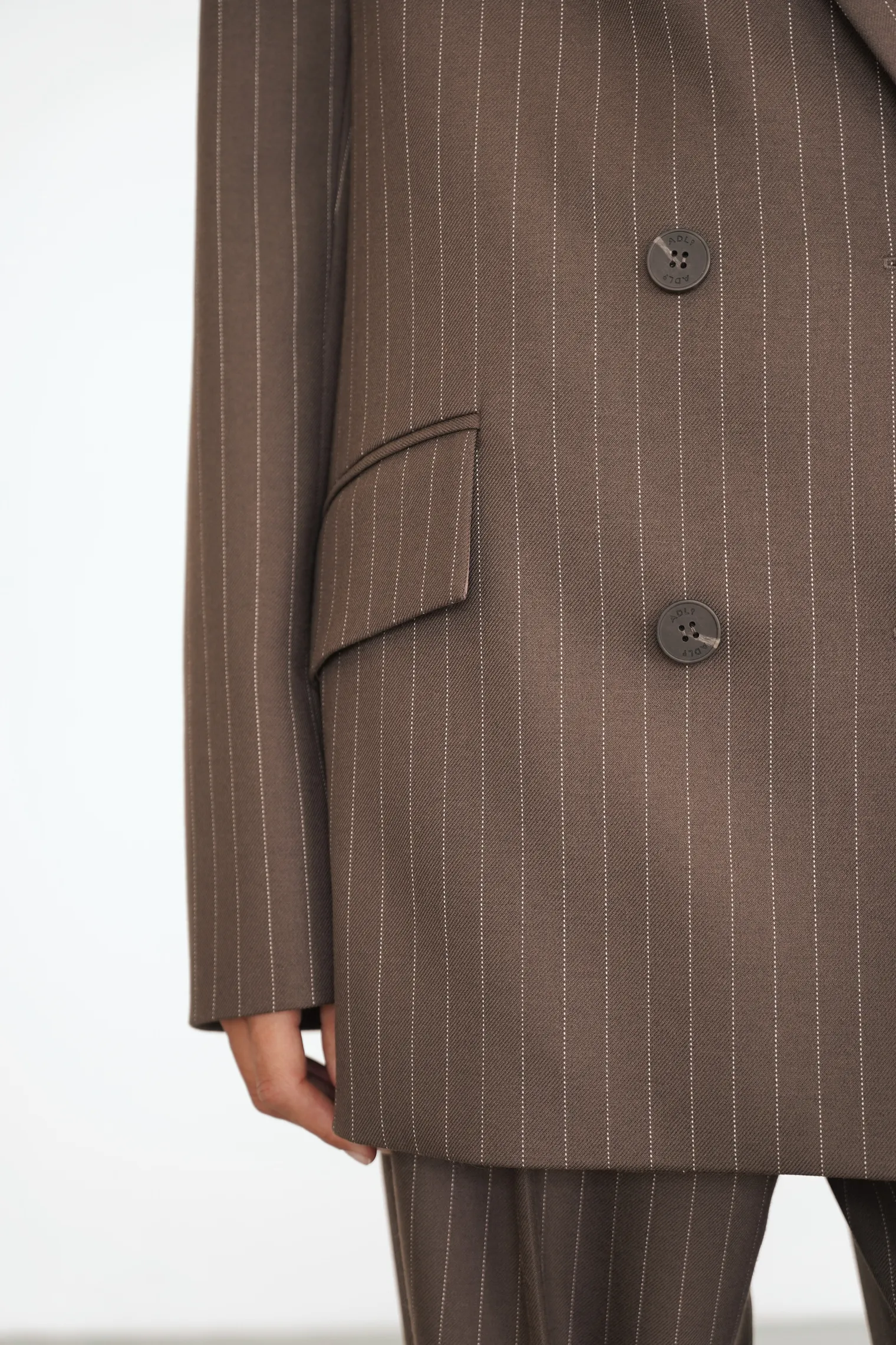 Двубортный жакет свободного кроя в полоску шоколадного цвета фото 2