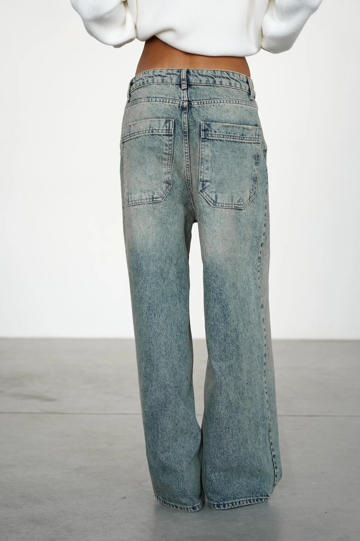 Джинсы свободного кроя в винтажном стиле голубого цвета фото 4