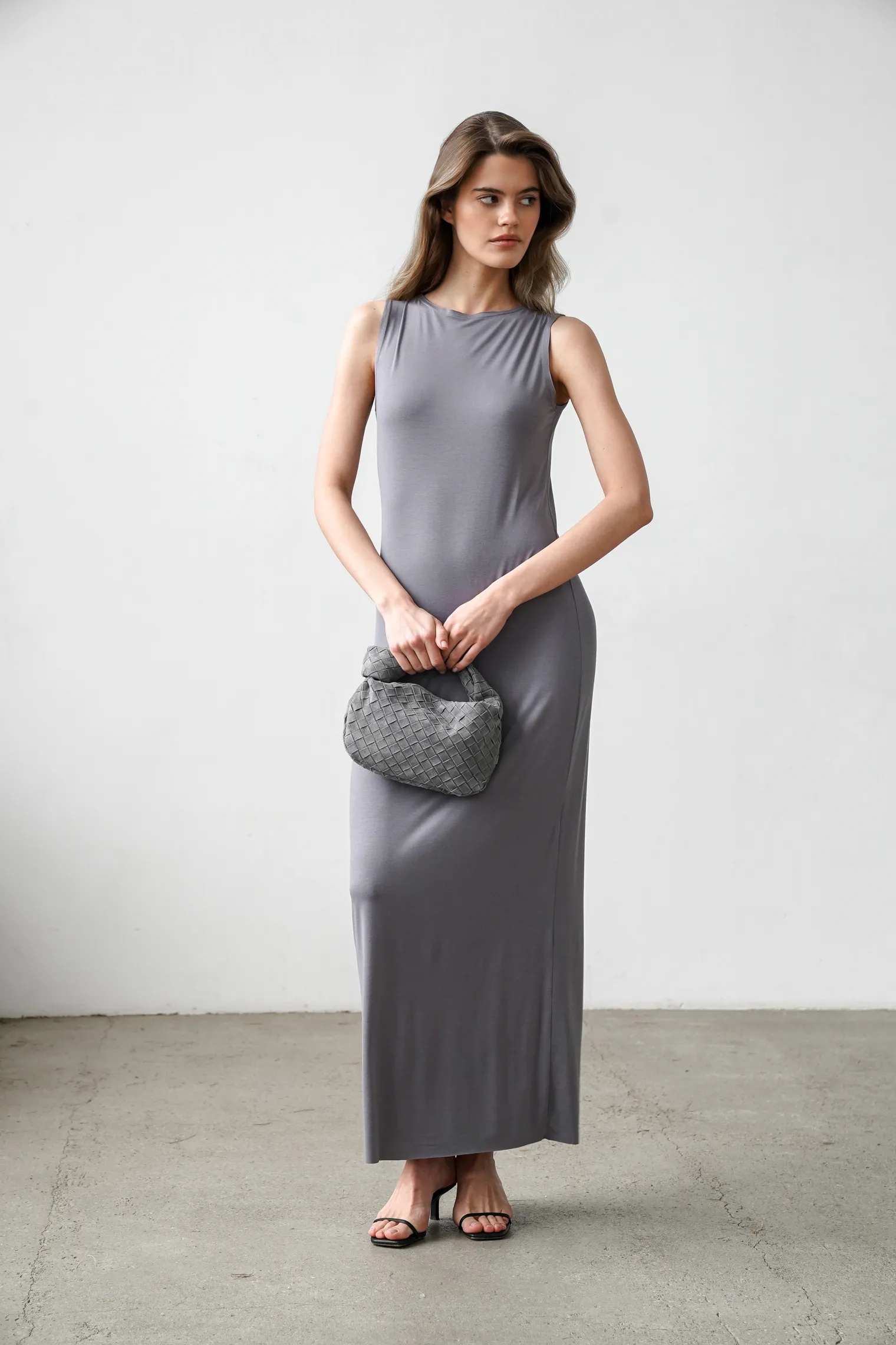 Платье макси серого цвета фото 1