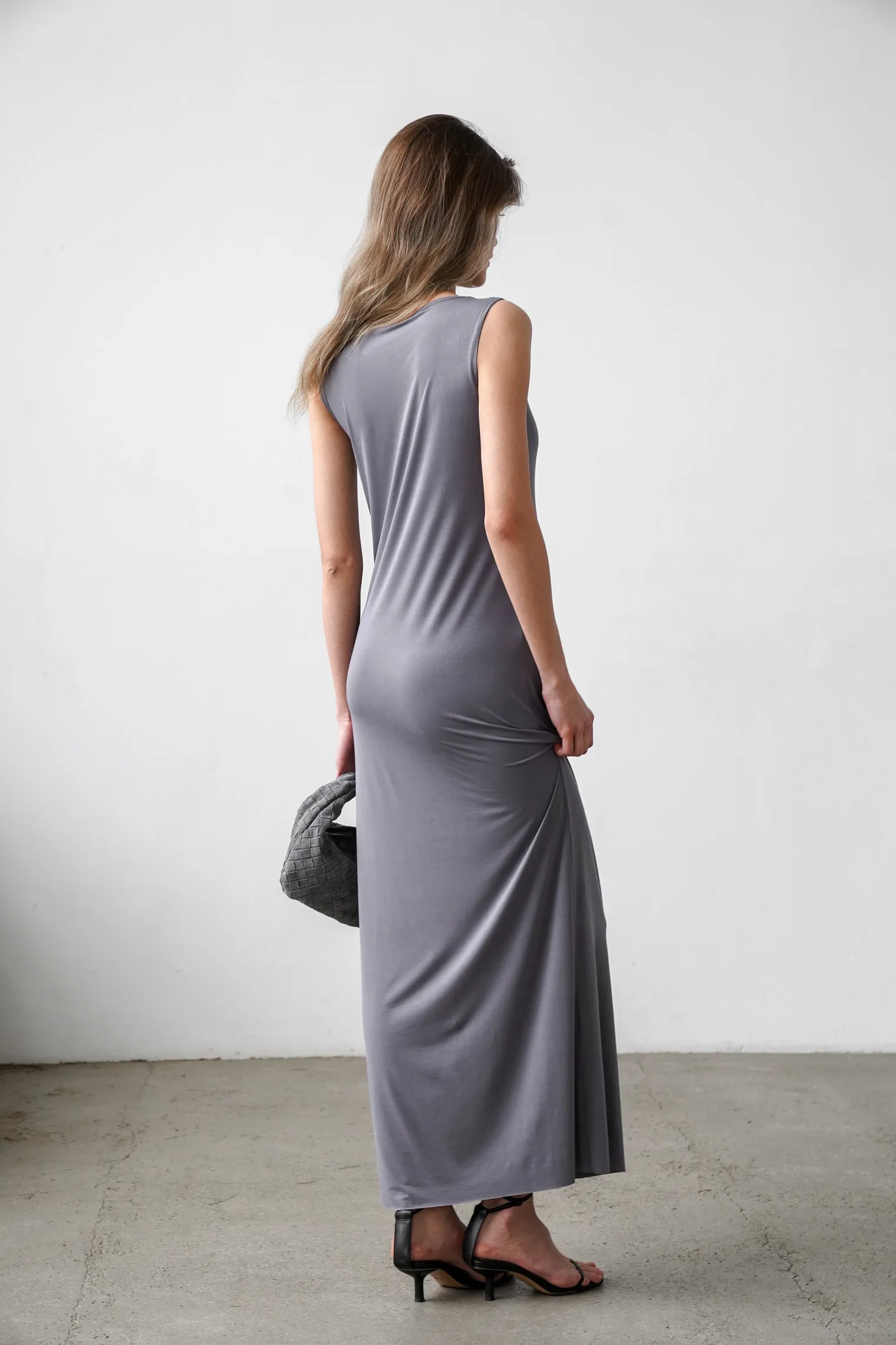 Платье макси серого цвета фото 4