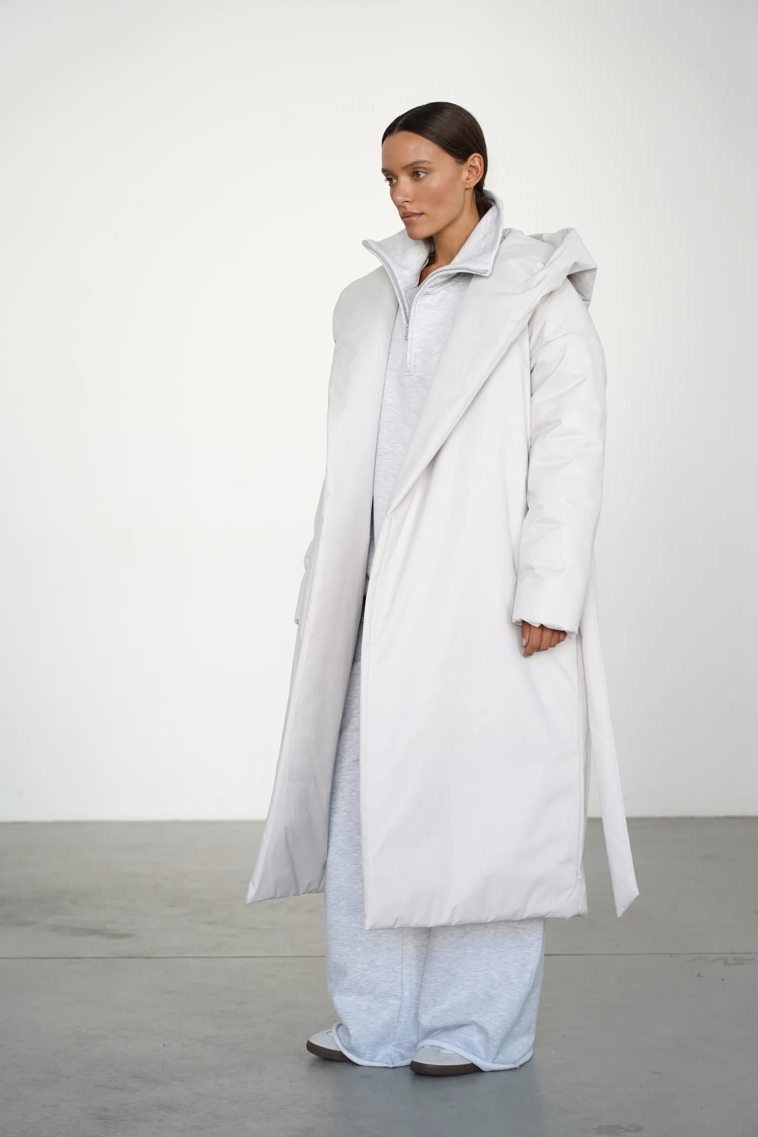 Пальто утепленное с капюшоном пепельного цвета фото 6