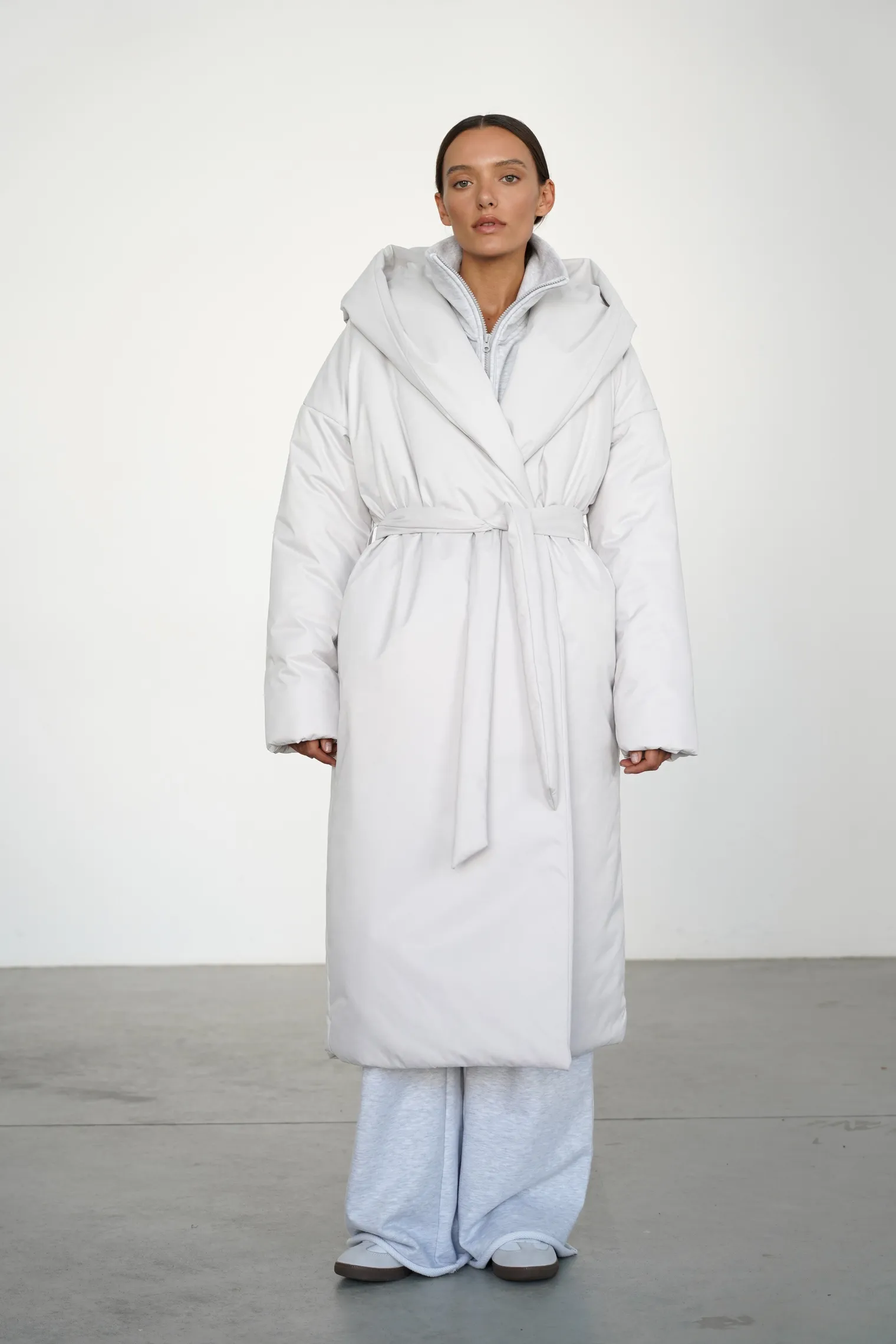 Пальто утепленное с капюшоном пепельного цвета фото 1