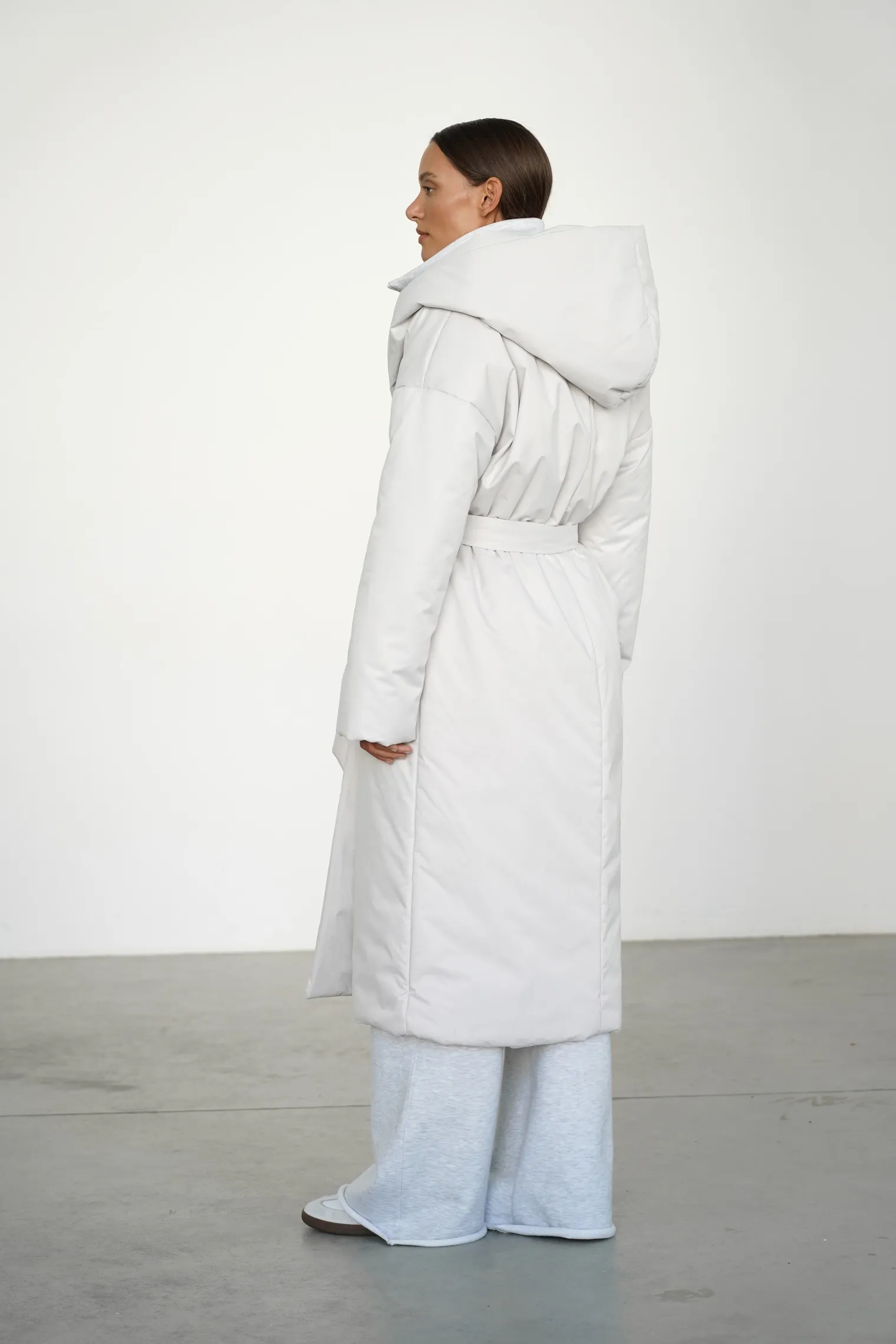 Пальто утепленное с капюшоном пепельного цвета фото 4