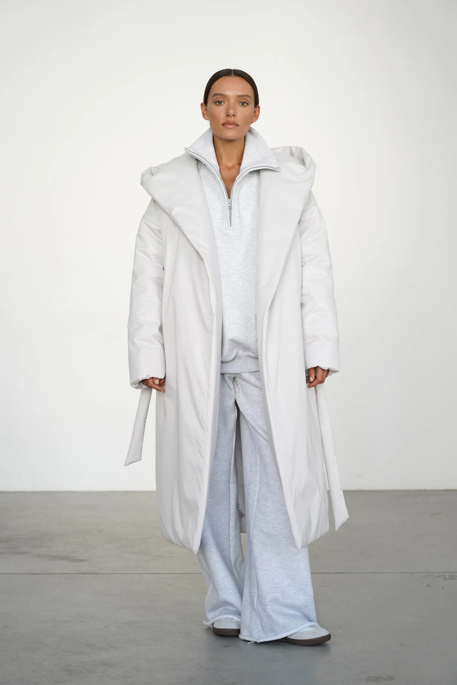 Пальто утепленное с капюшоном пепельного цвета фото 3