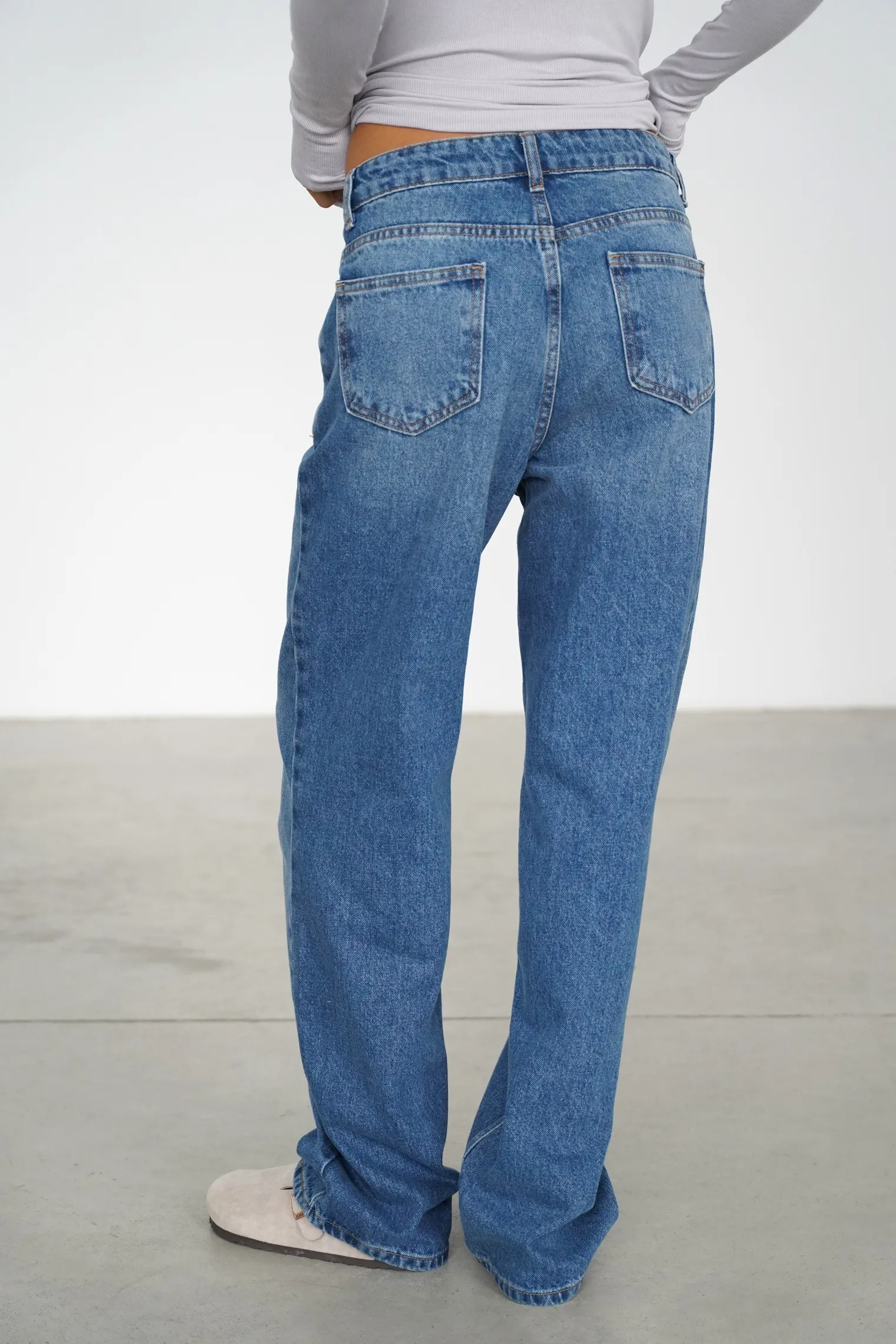 Джинсы прямого кроя с завышенной талией цвета голубая варка фото 4