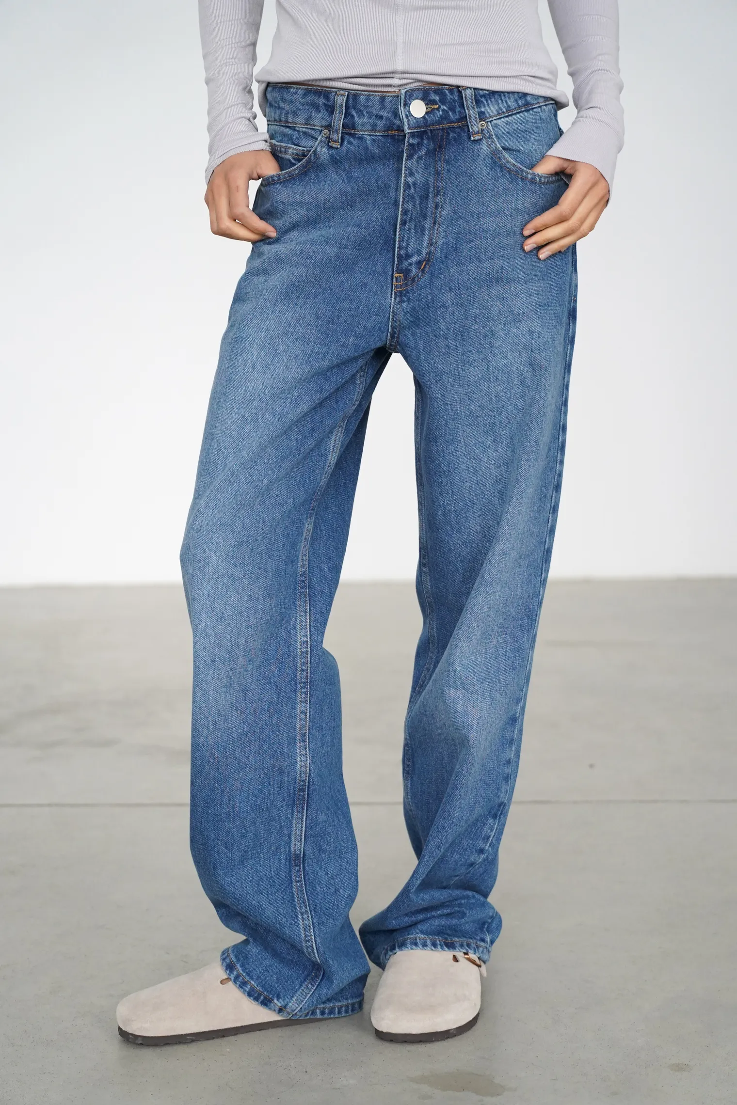 Джинсы прямого кроя с завышенной талией цвета голубая варка фото 2