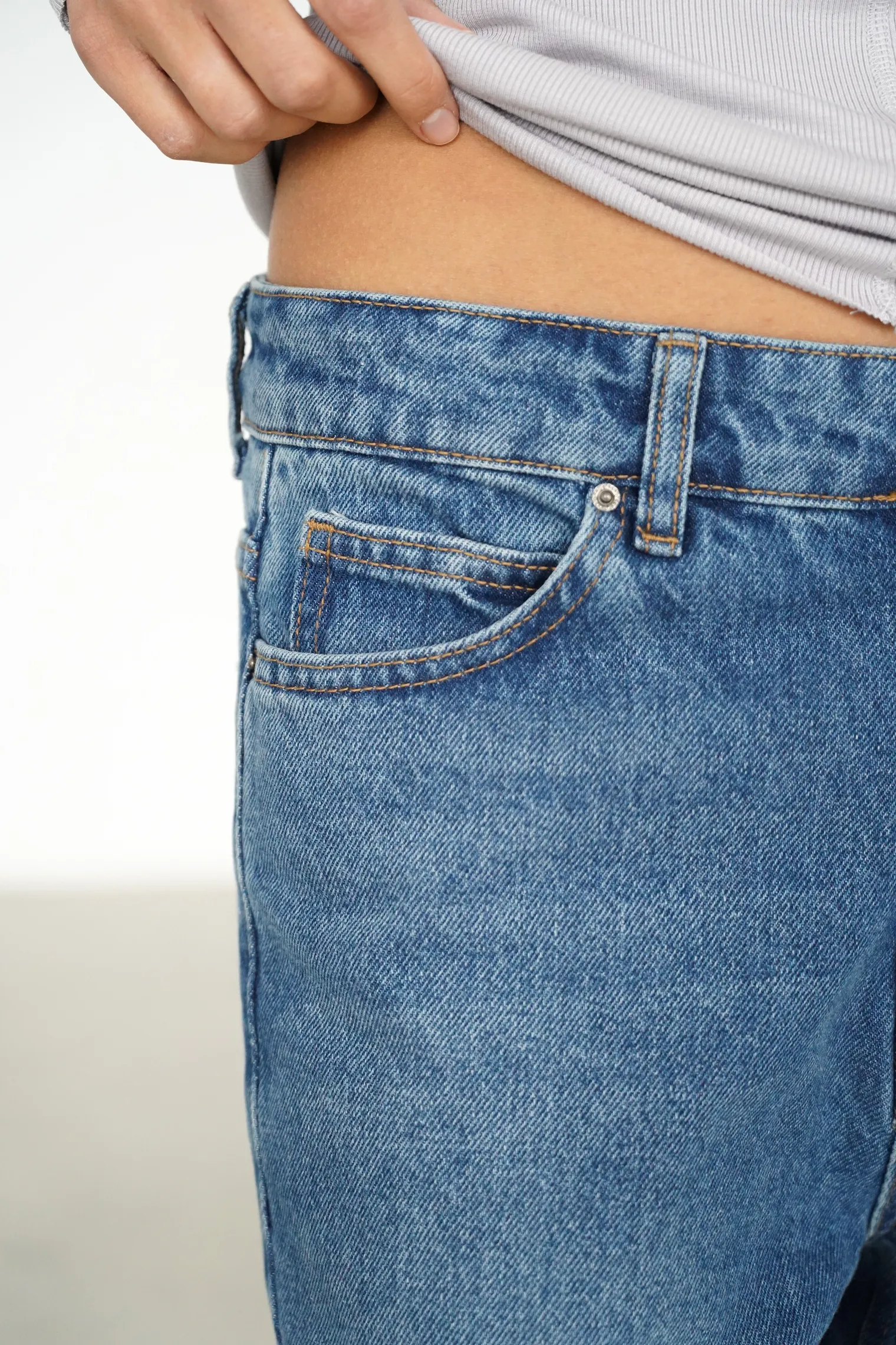 Джинсы прямого кроя с завышенной талией цвета голубая варка фото 3