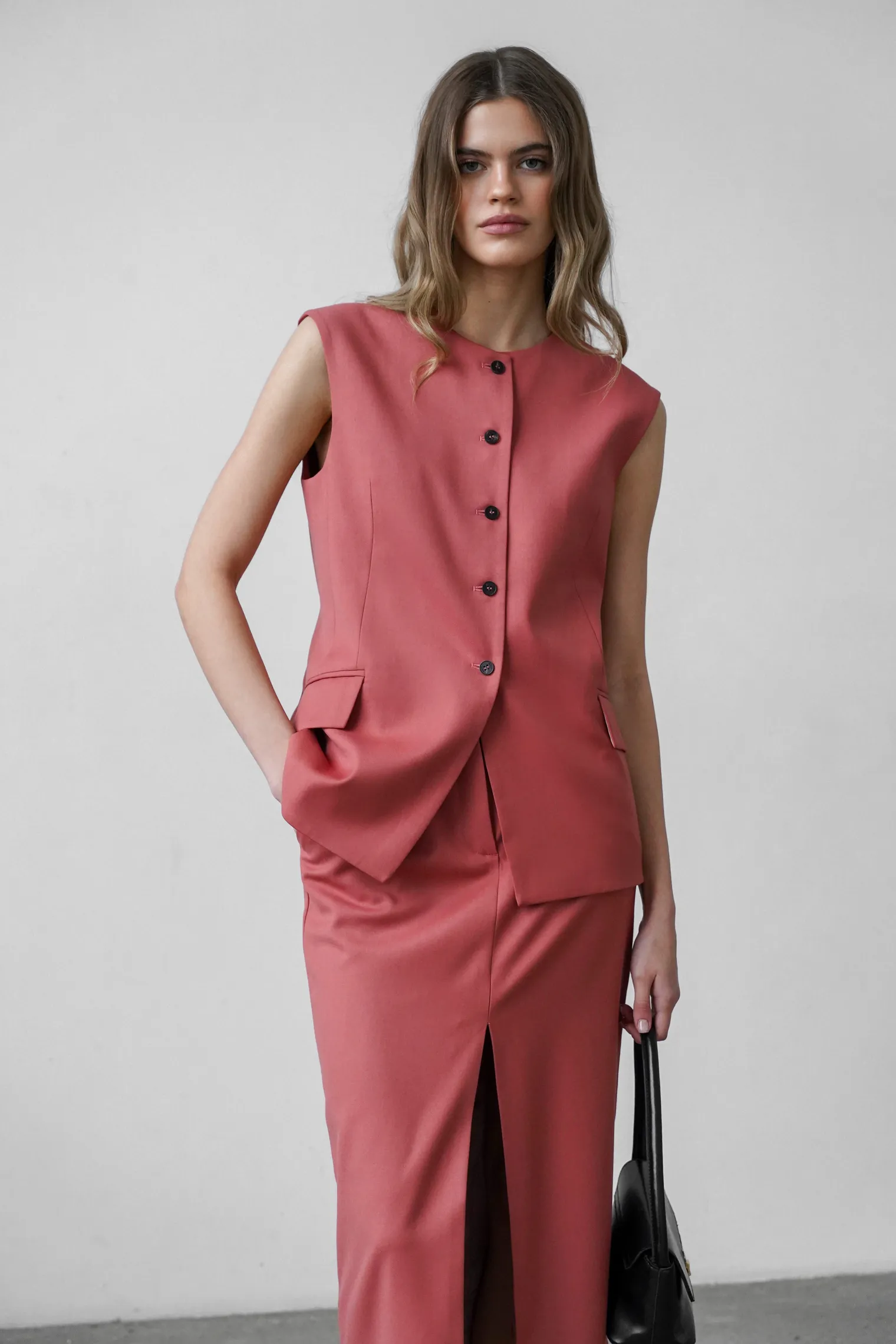 Юбка с разрезом прямого кроя цвета морозная ягода фото 5