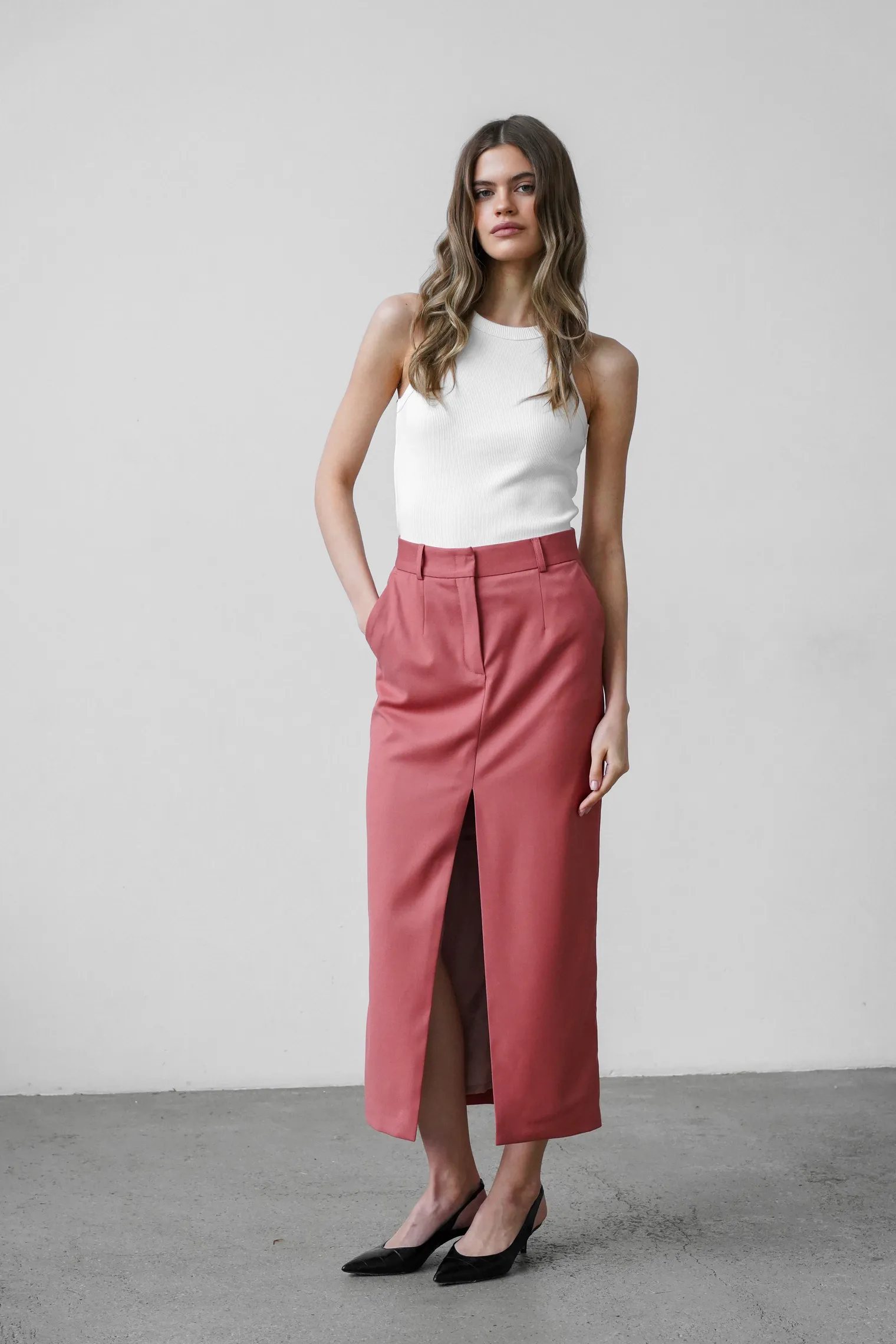 Юбка с разрезом прямого кроя цвета морозная ягода фото 1