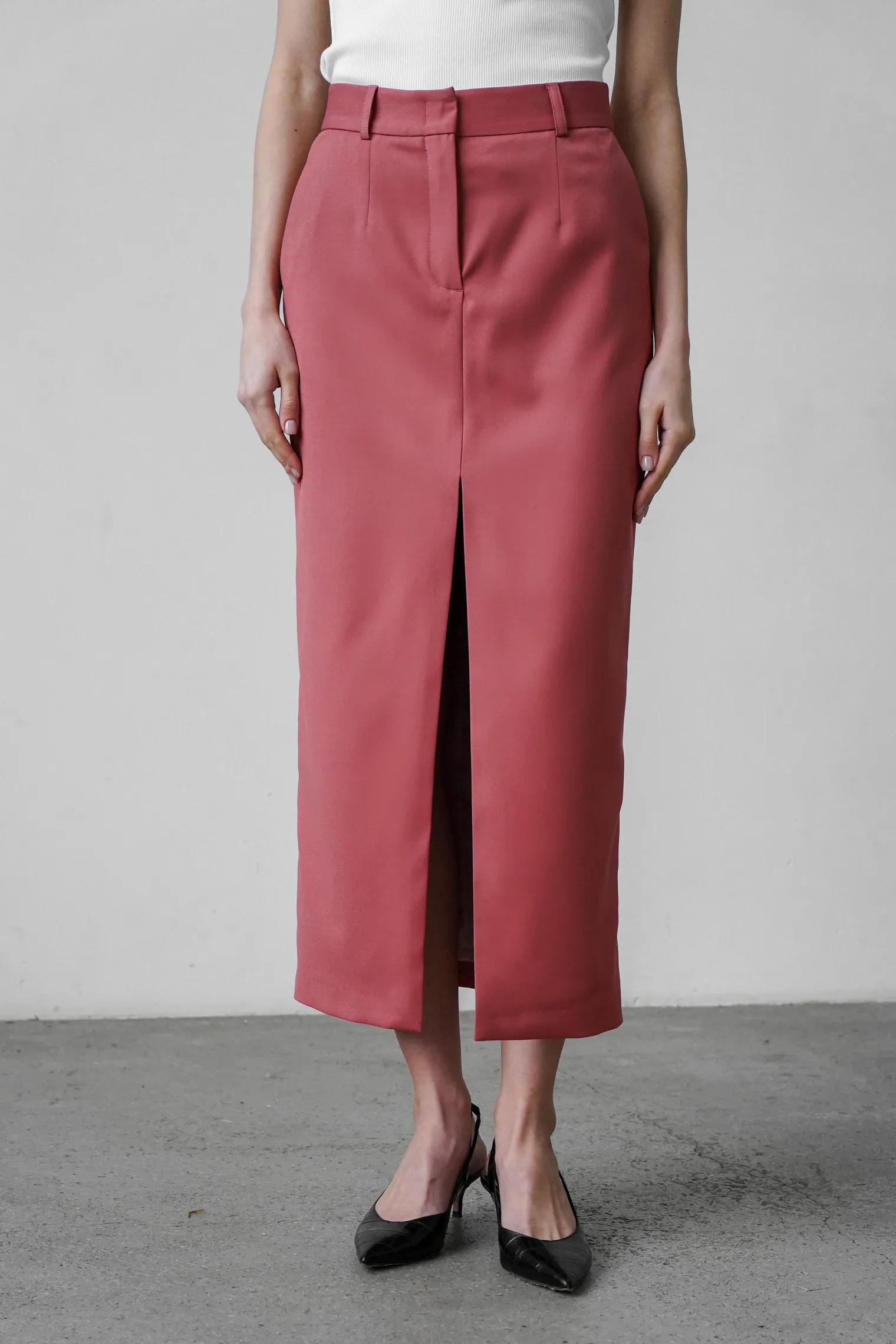 Юбка с разрезом прямого кроя цвета морозная ягода фото 6