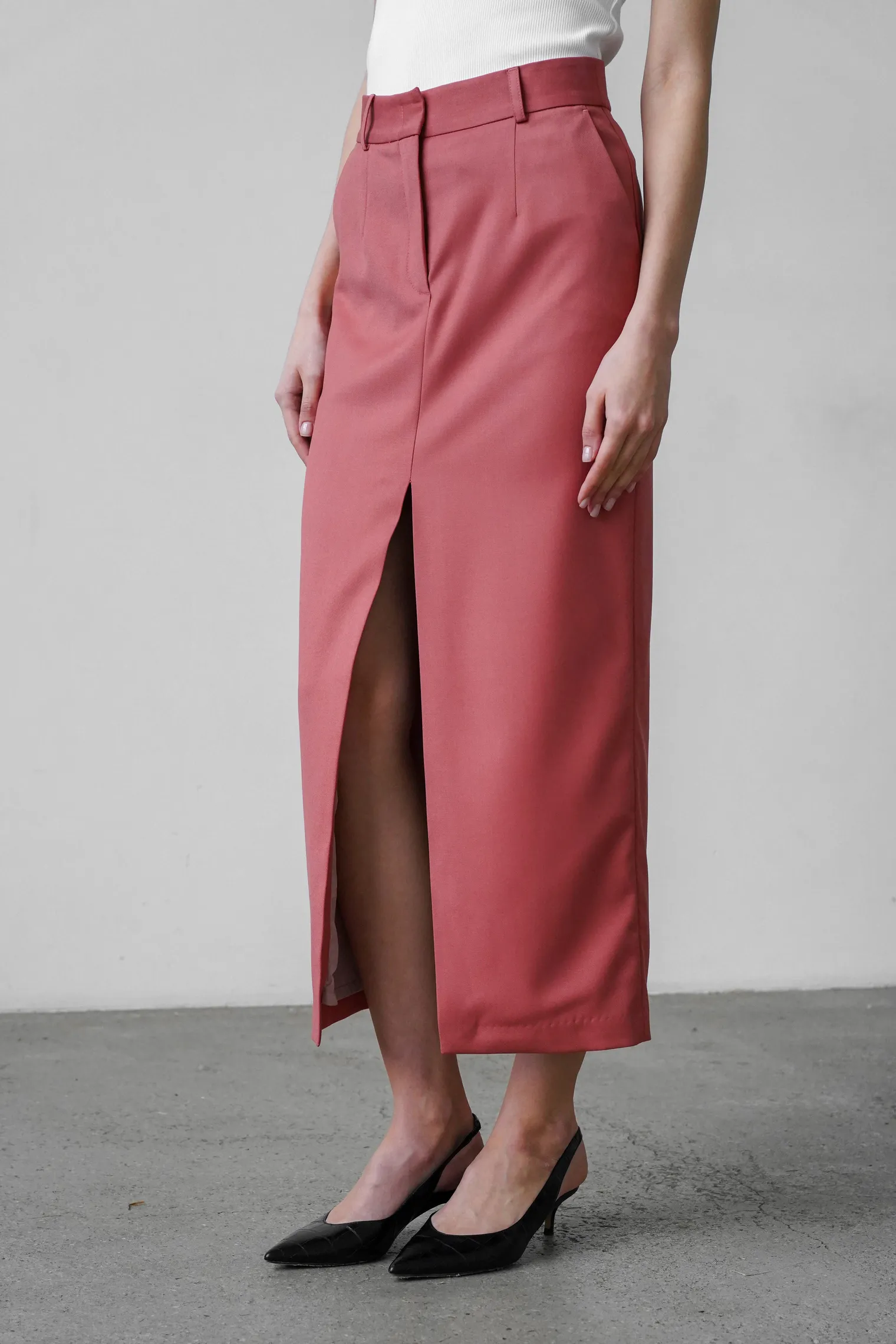 Юбка с разрезом прямого кроя цвета морозная ягода фото 7