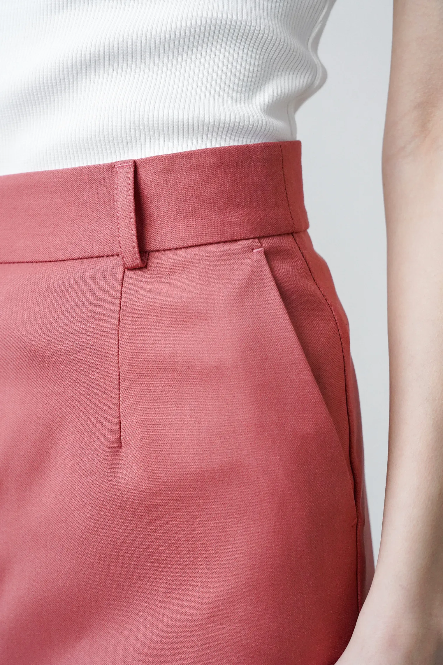 Юбка с разрезом прямого кроя цвета морозная ягода фото 2