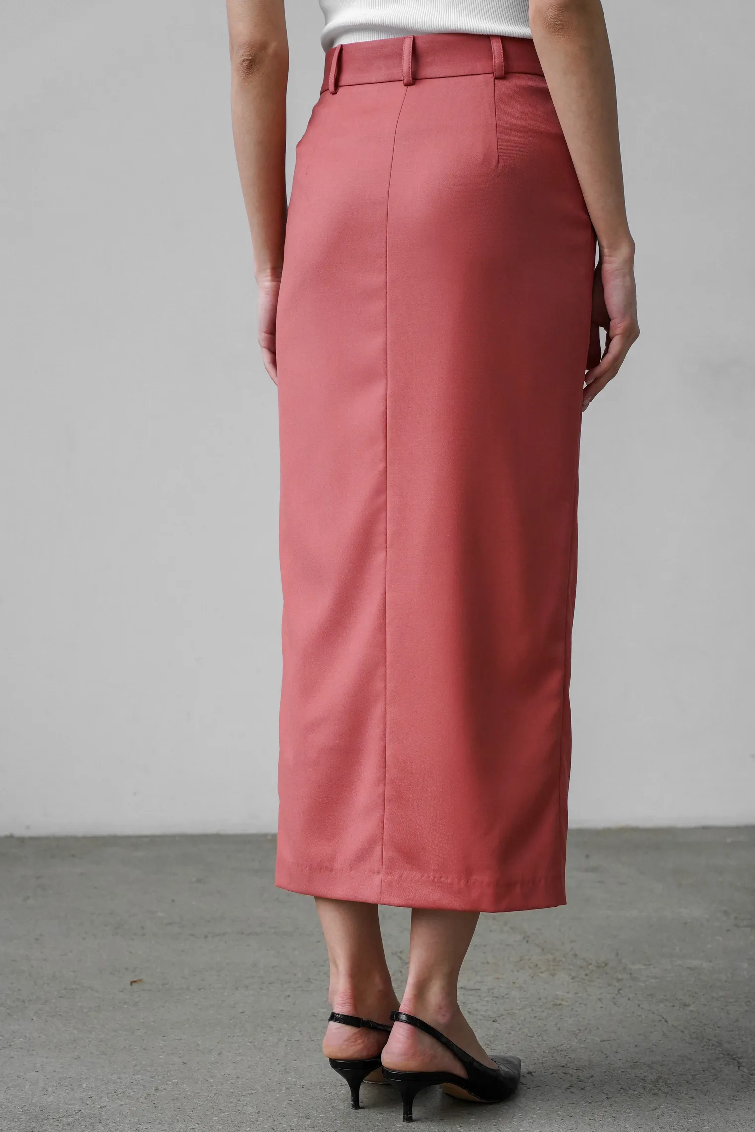 Юбка с разрезом прямого кроя цвета морозная ягода фото 4