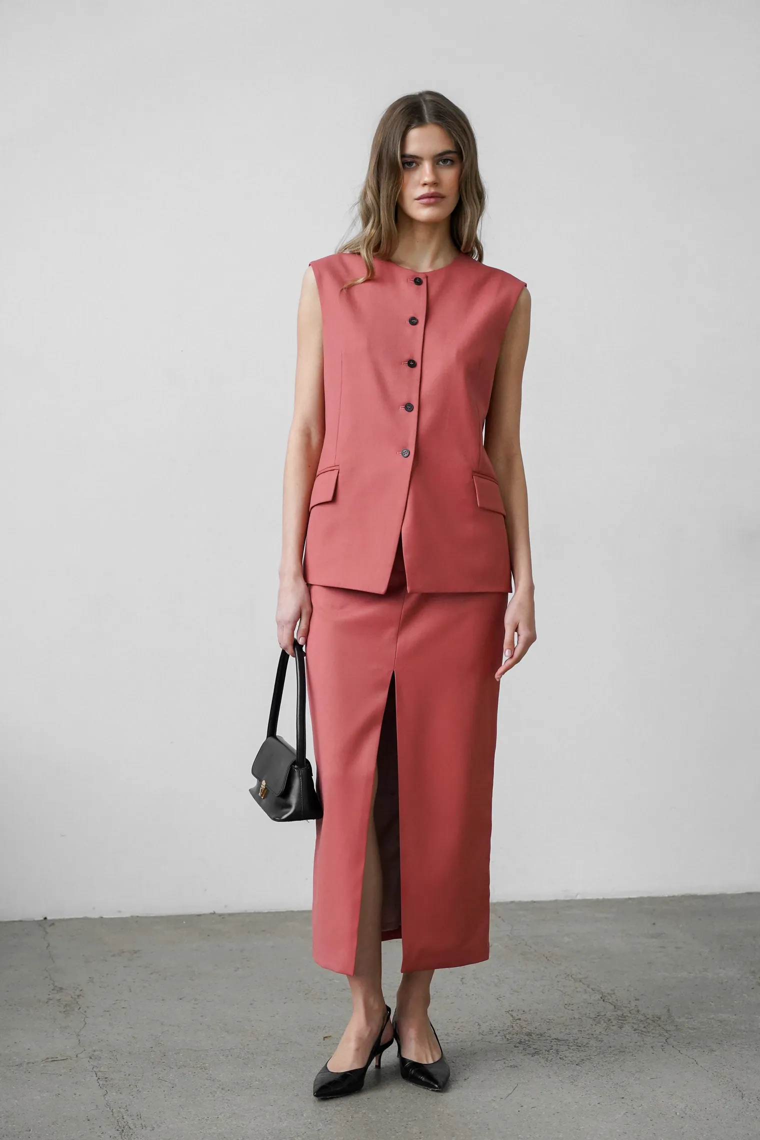 Юбка с разрезом прямого кроя цвета морозная ягода фото 3