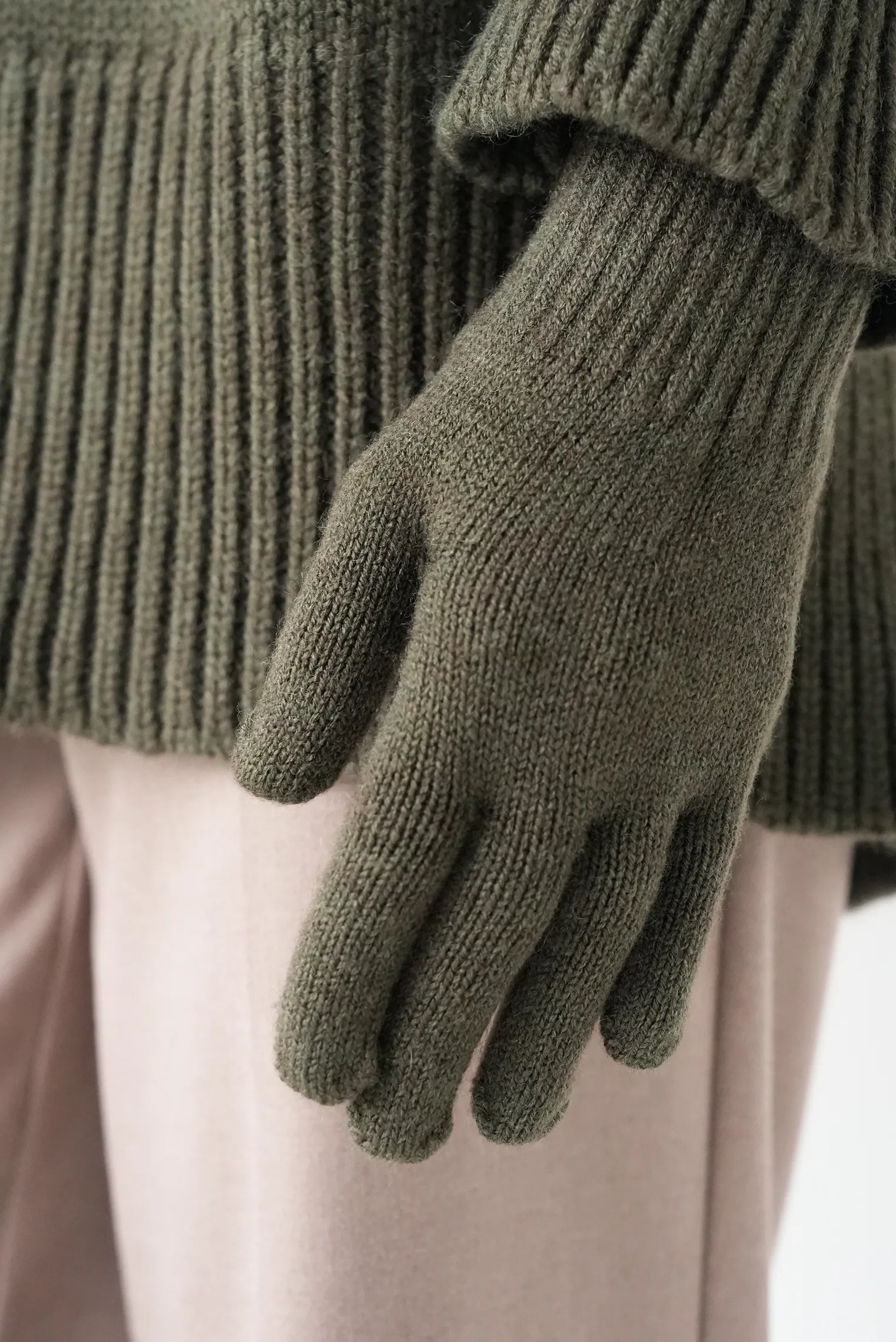 Перчатки из шерсти мериноса цвета хаки фото 4
