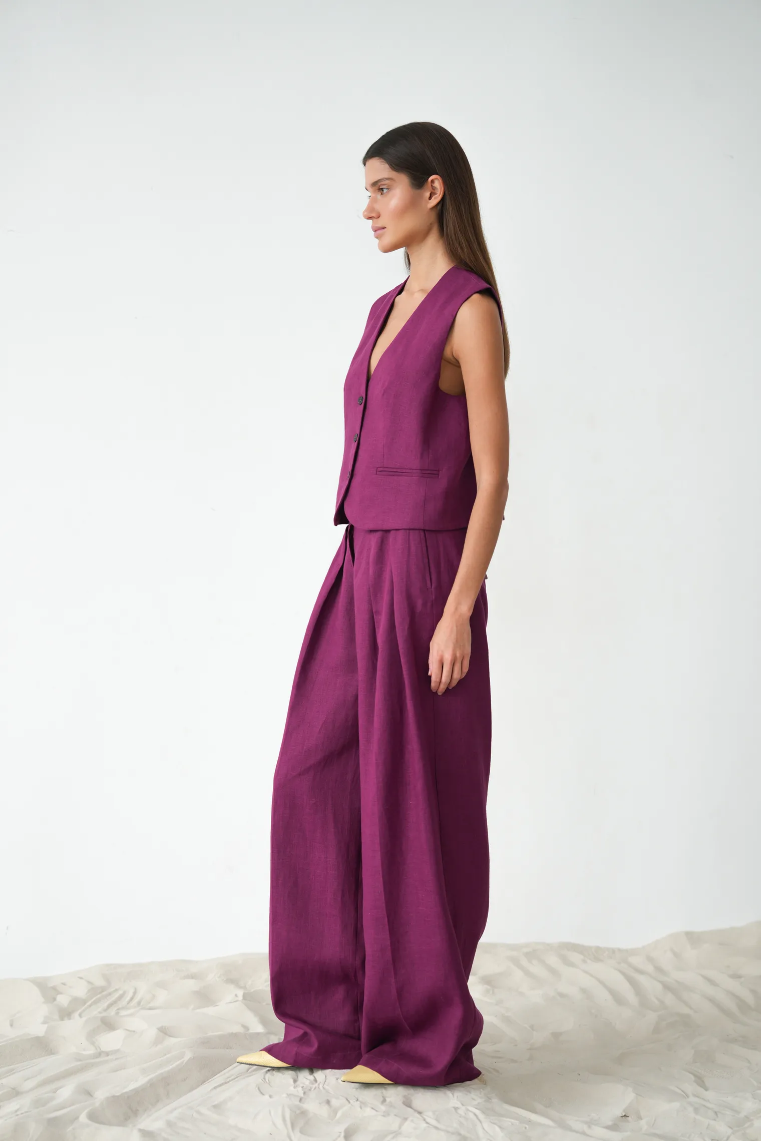 Однобортный жилет с пуговицами изо льна сливового цвета фото 6