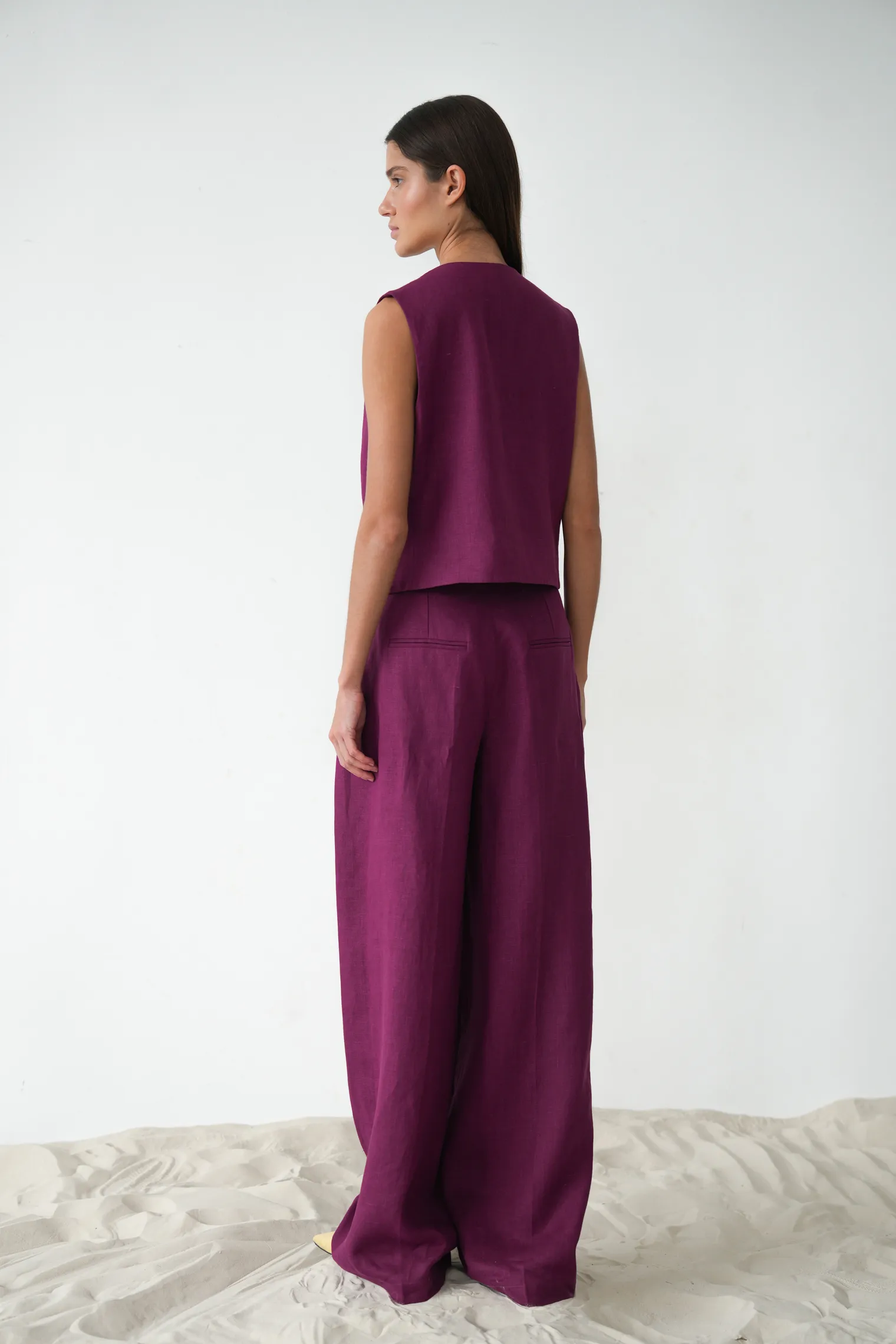 Однобортный жилет с пуговицами изо льна сливового цвета фото 4