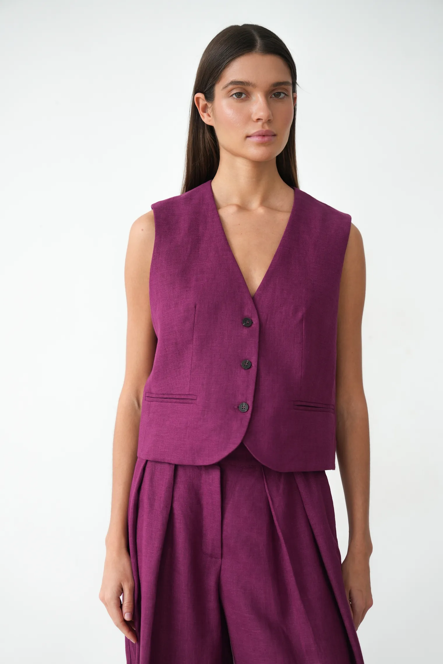 Однобортный жилет с пуговицами изо льна сливового цвета фото 7
