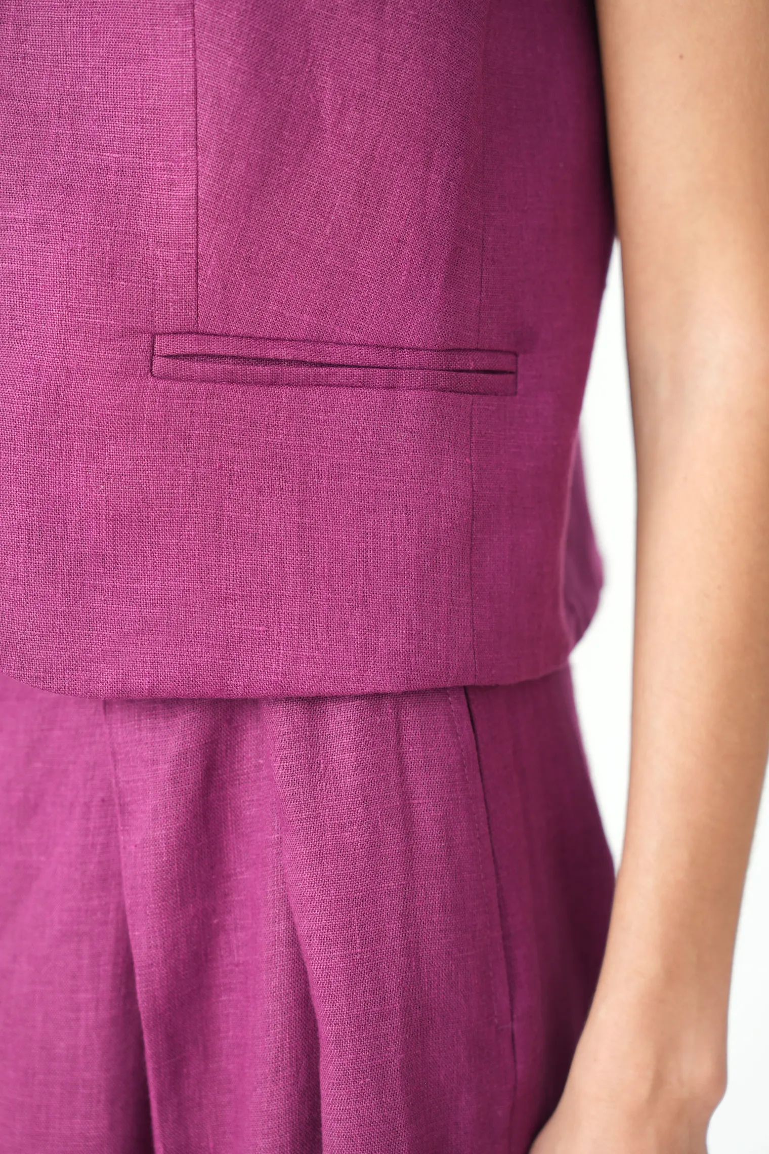 Однобортный жилет с пуговицами изо льна сливового цвета фото 5