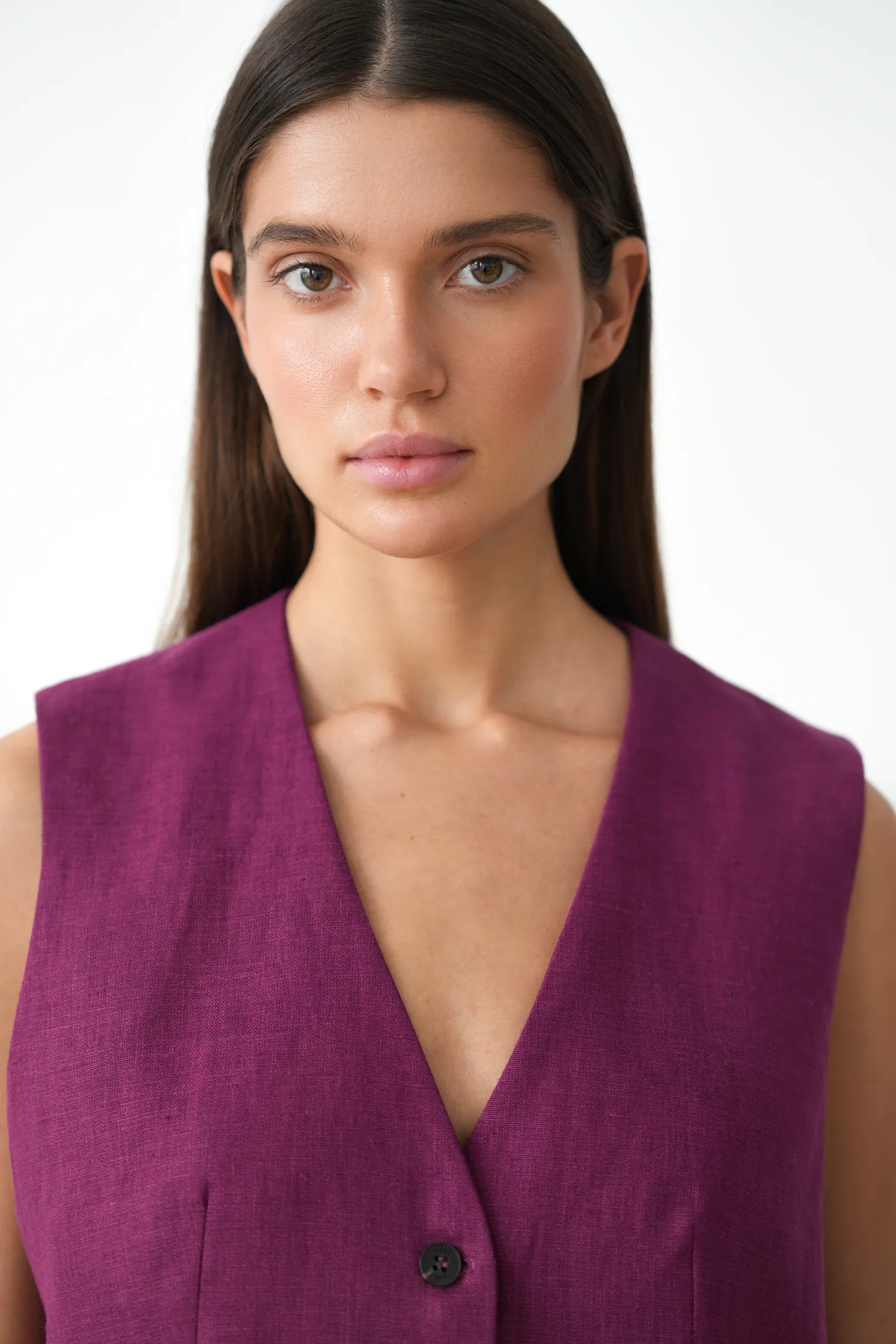 Однобортный жилет с пуговицами изо льна сливового цвета фото 2