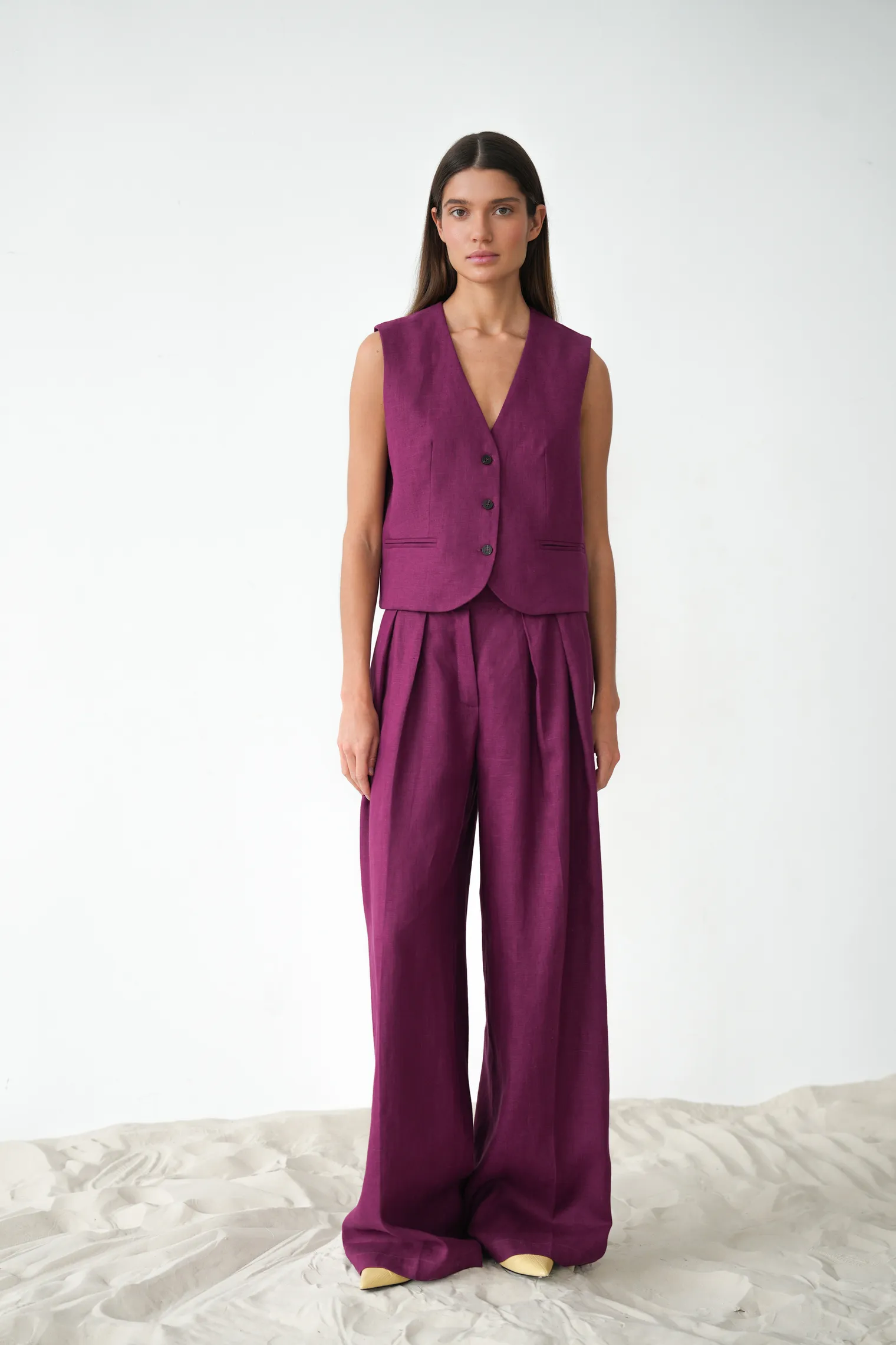 Однобортный жилет с пуговицами изо льна сливового цвета фото 3