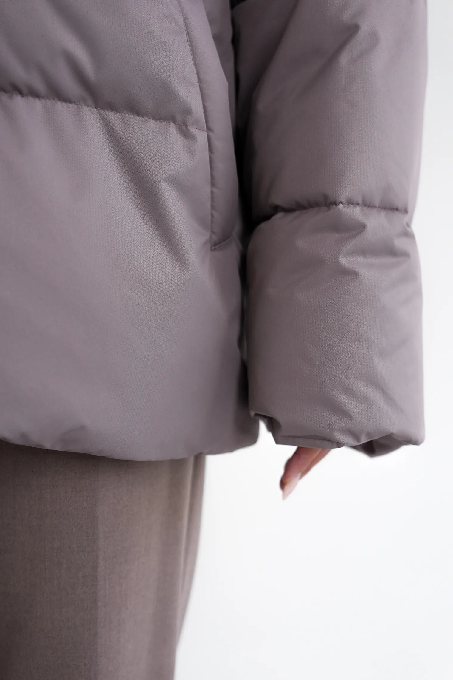 Пуховик стёганный с капюшоном цвета капучино фото 5