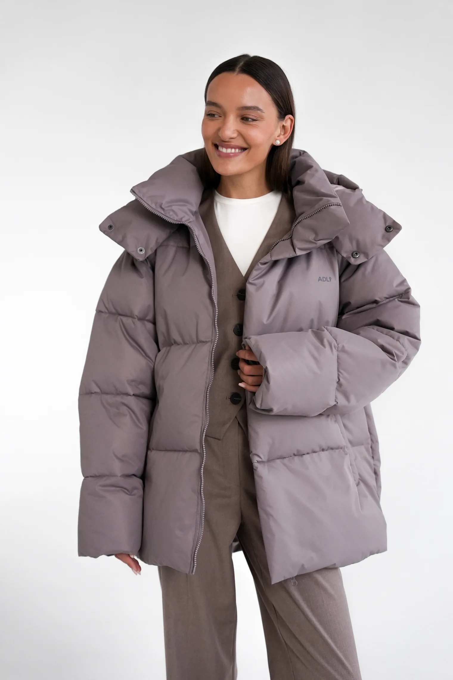 Пуховик стёганный с капюшоном цвета капучино фото 1