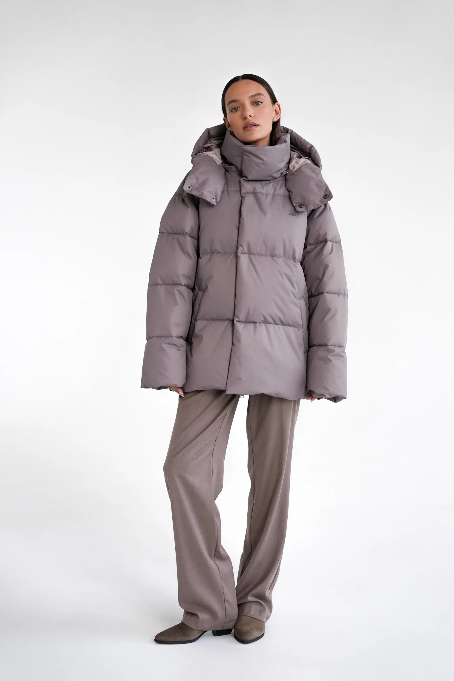 Пуховик стёганный с капюшоном цвета капучино фото 6