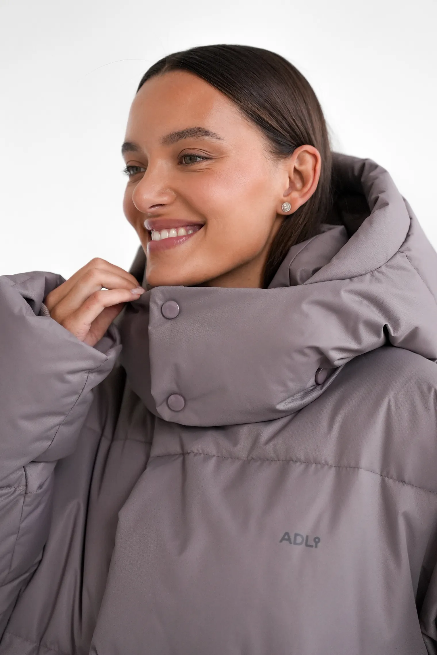 Пуховик стёганный с капюшоном цвета капучино фото 2