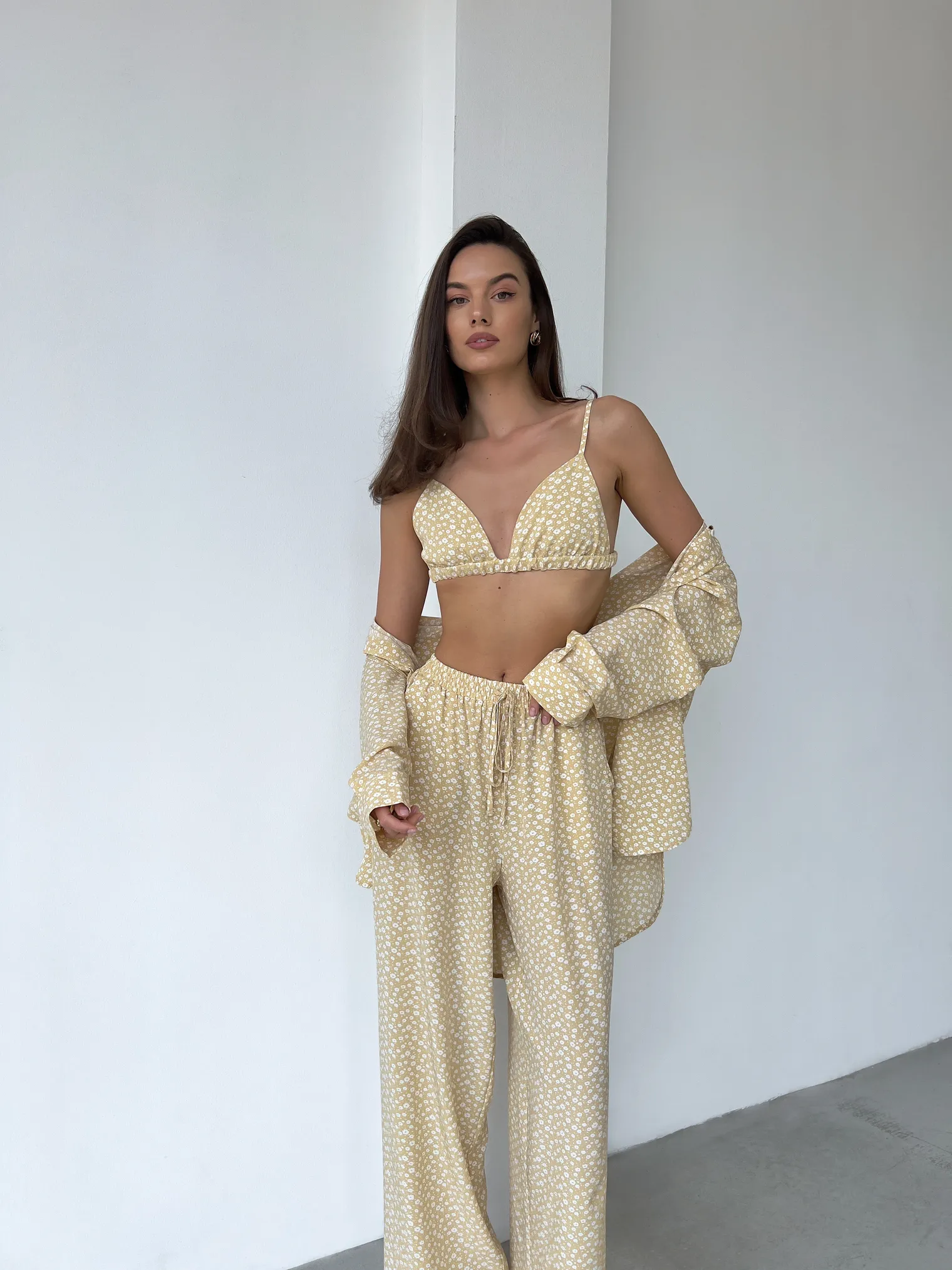 Костюм из хлопка: рубашка, брюки, топ с принтом в цвете бежевый/молочный фото 9