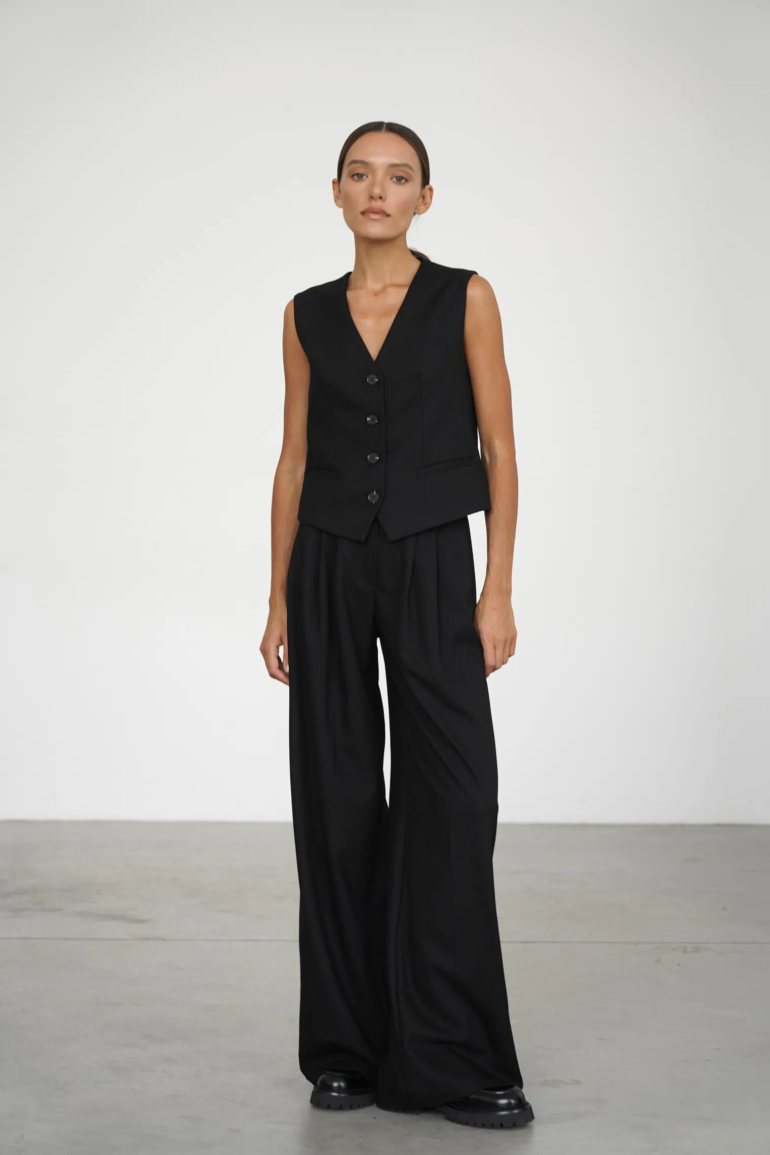 Однобортный жилет с пуговицами чёрного цвета фото 3