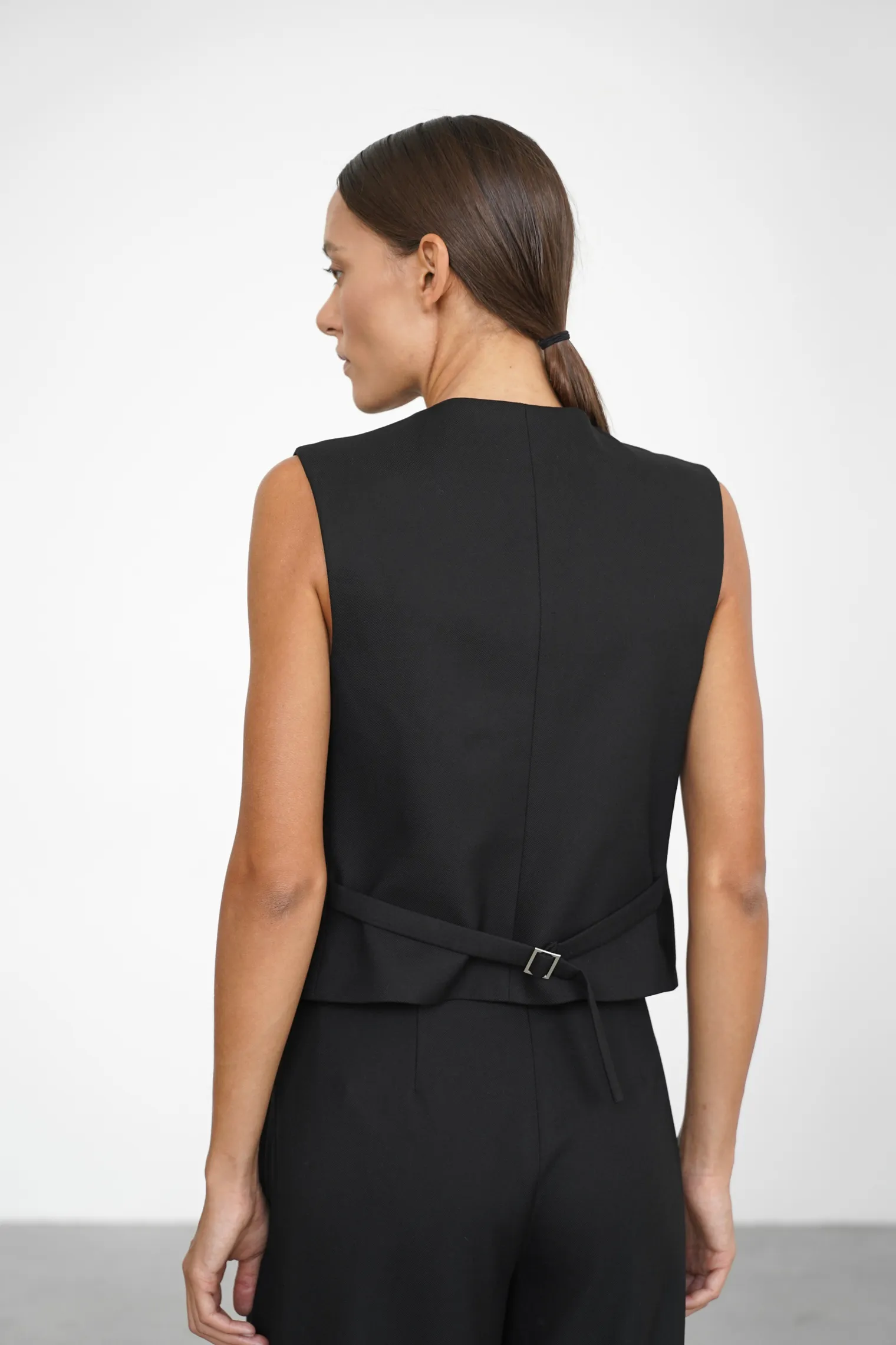 Однобортный жилет с пуговицами чёрного цвета фото 4