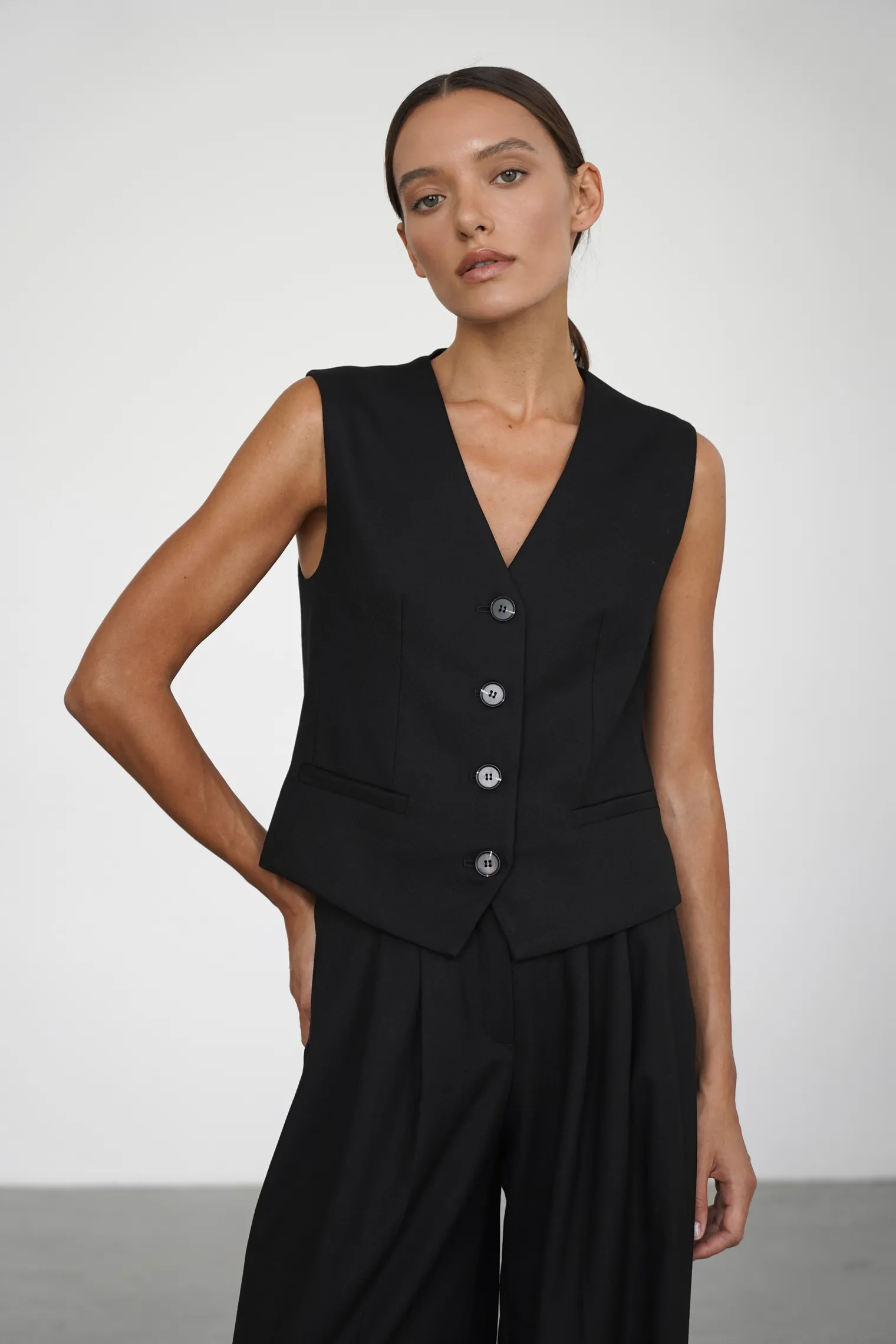 Однобортный жилет с пуговицами чёрного цвета фото 1