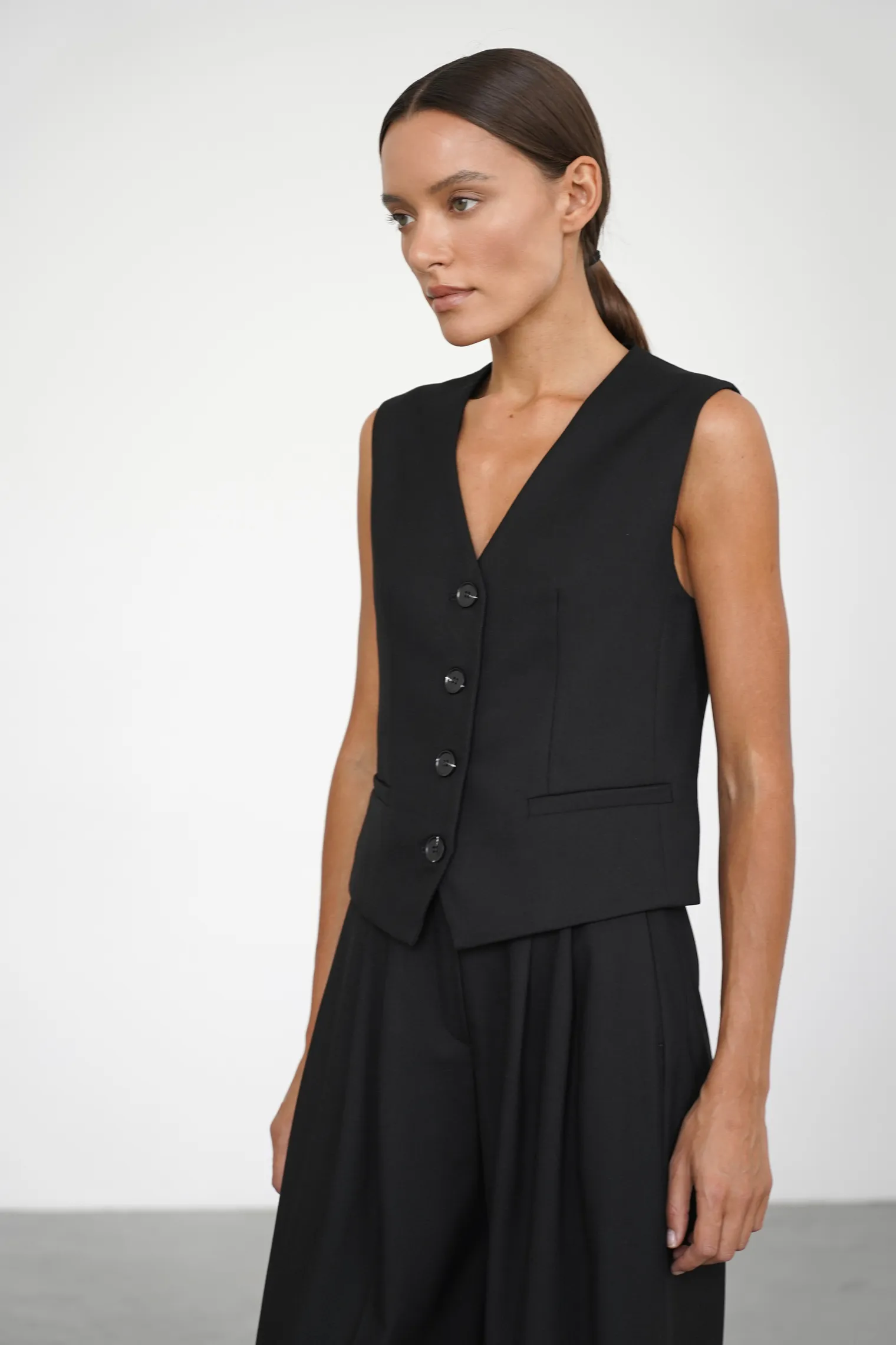 Однобортный жилет с пуговицами чёрного цвета фото 6