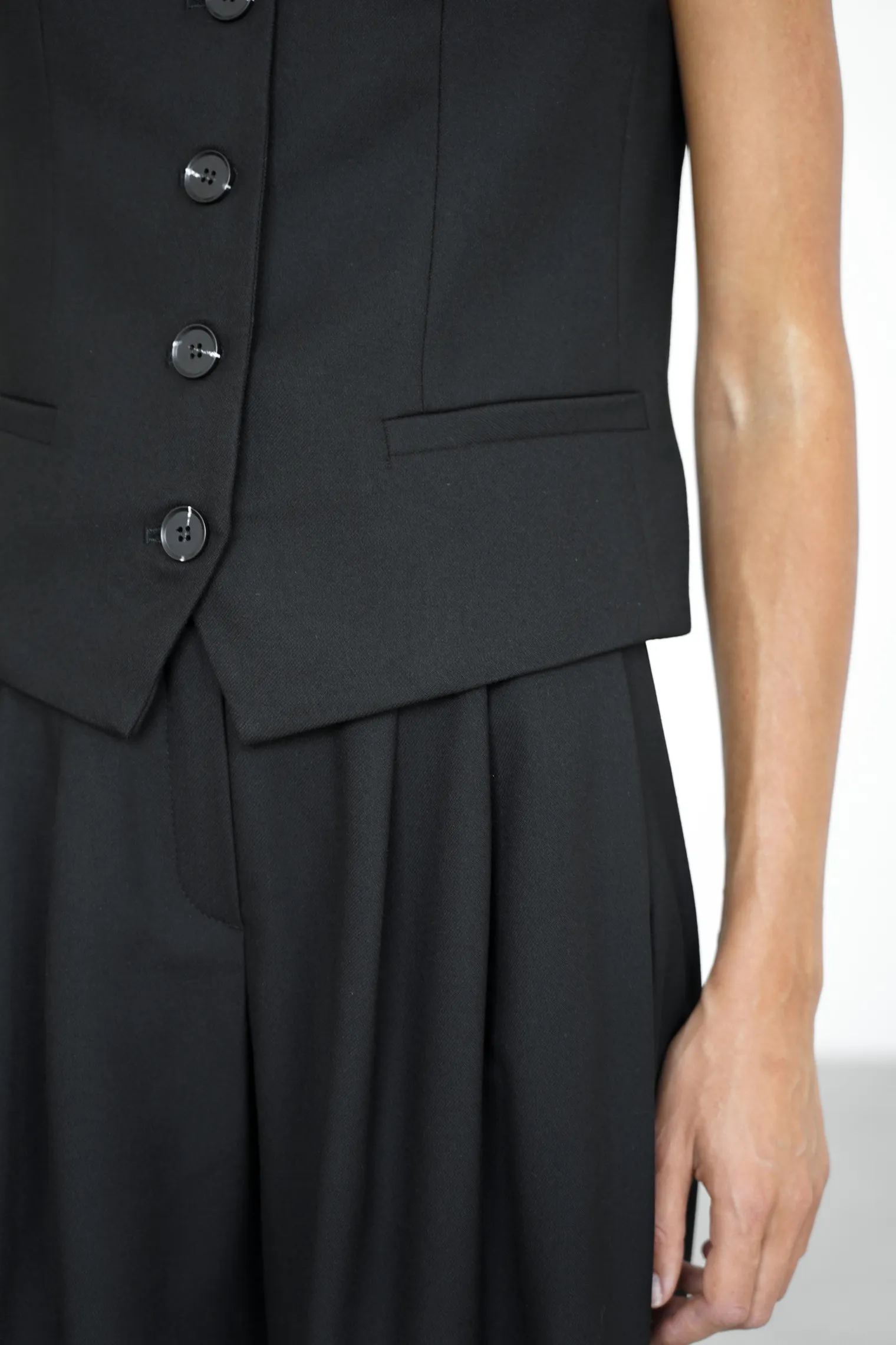 Однобортный жилет с пуговицами чёрного цвета фото 2