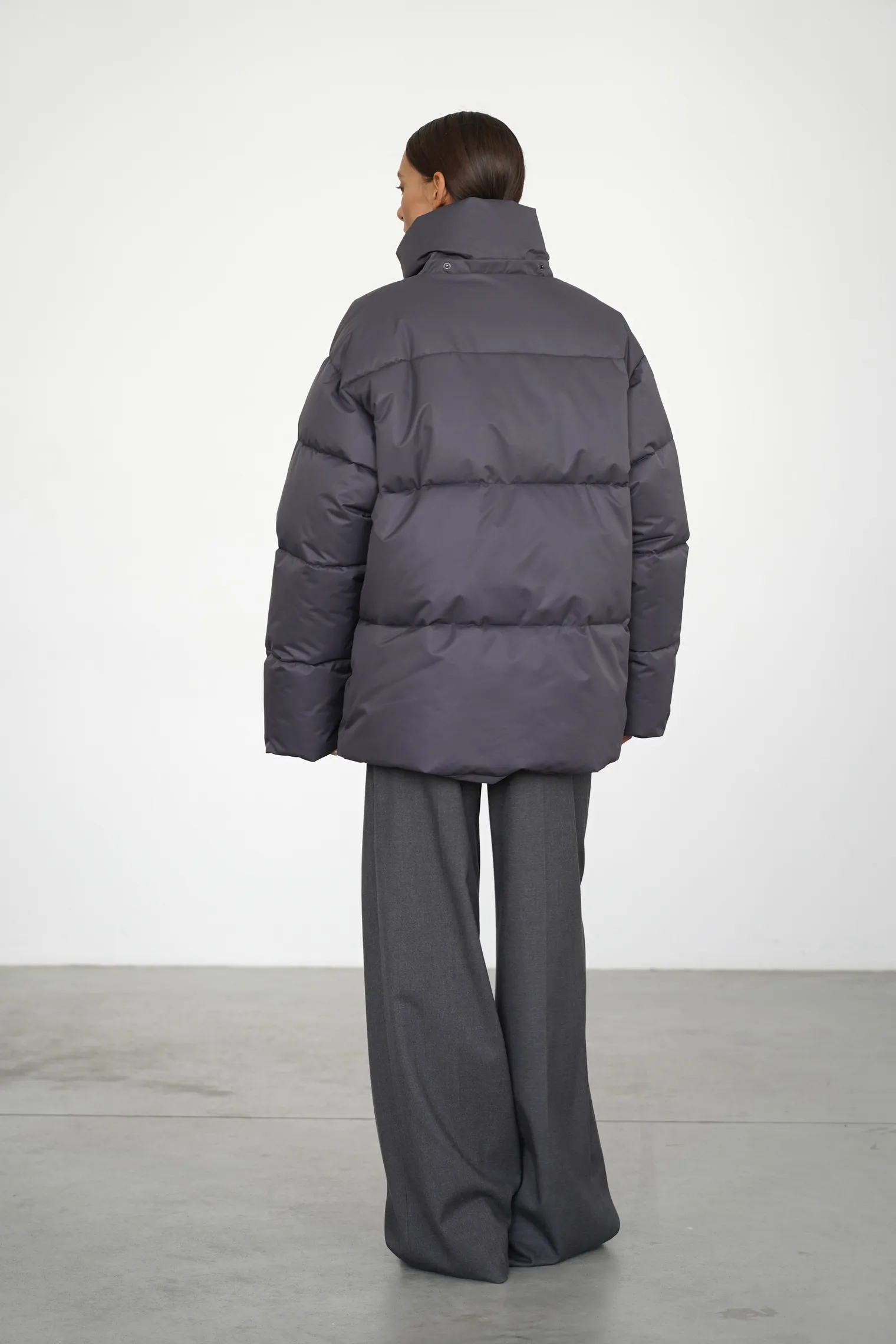 Пуховик стёганный с капюшоном графитового цвета фото 4