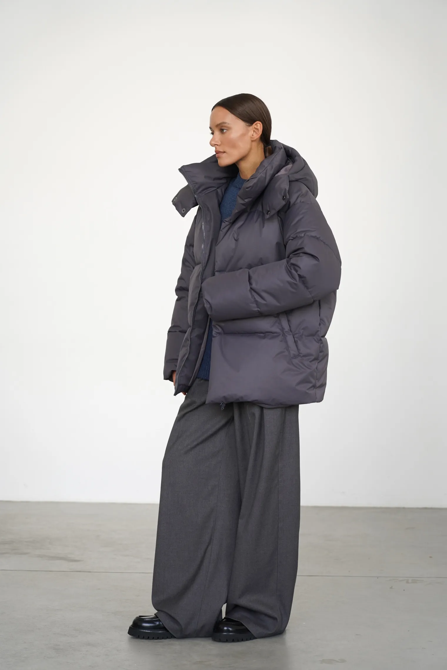 Пуховик стёганный с капюшоном графитового цвета фото 7