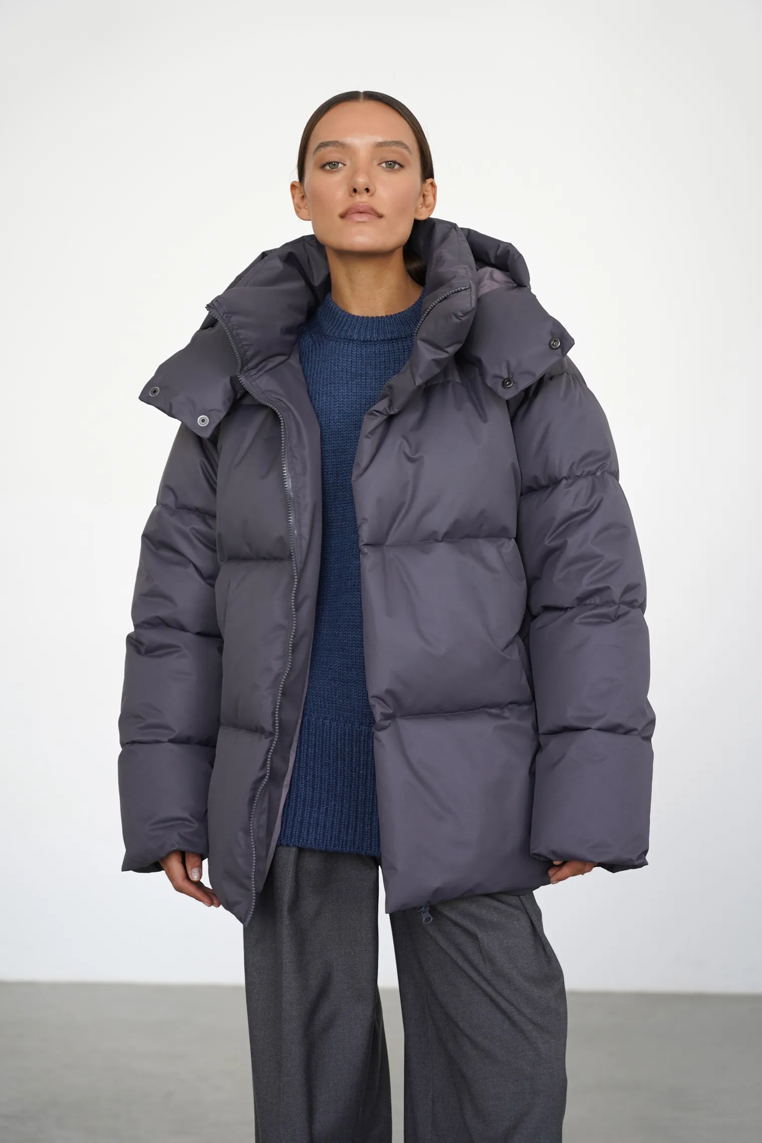 Пуховик стёганный с капюшоном графитового цвета фото 1