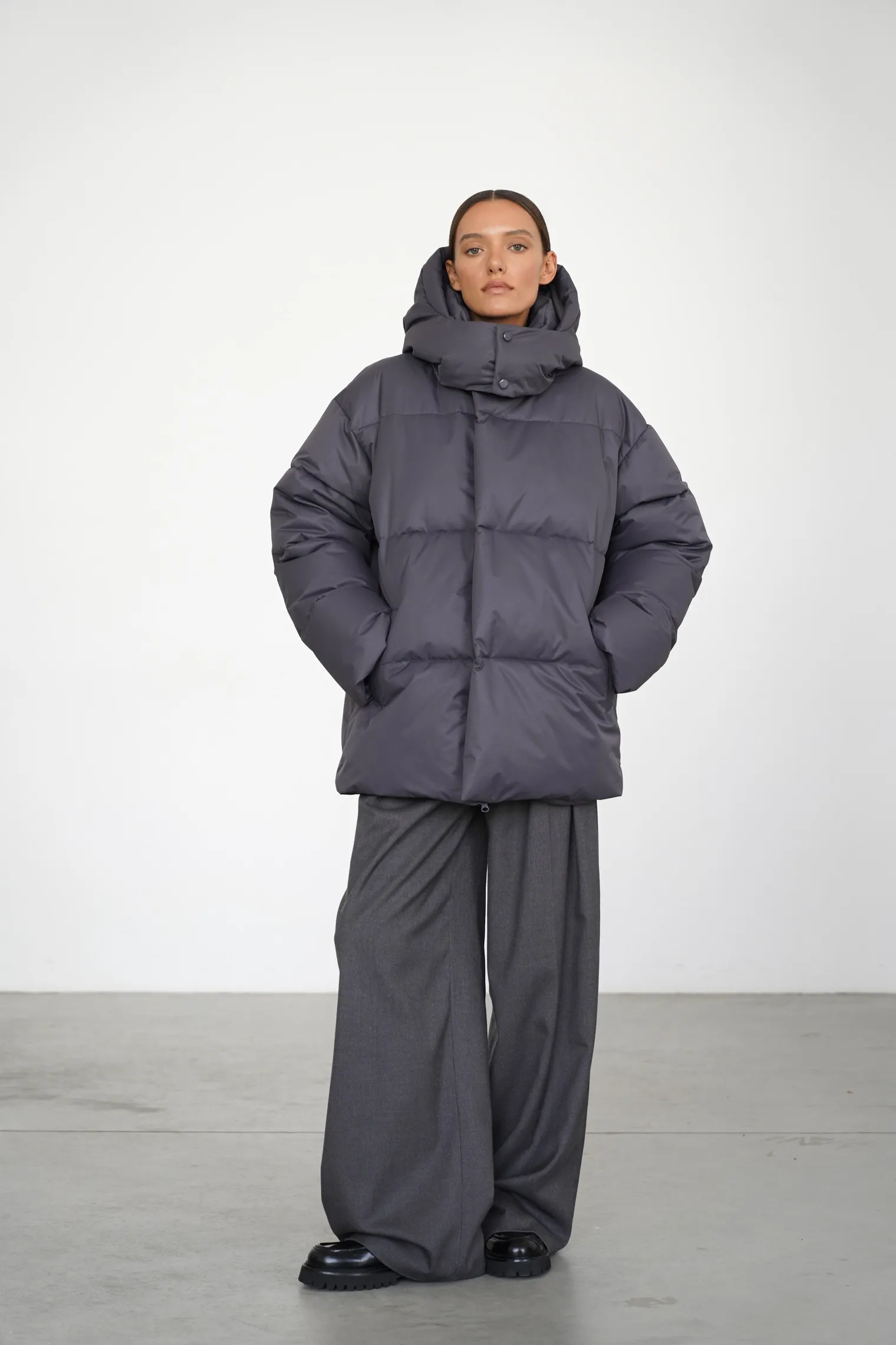 Пуховик стёганный с капюшоном графитового цвета фото 3